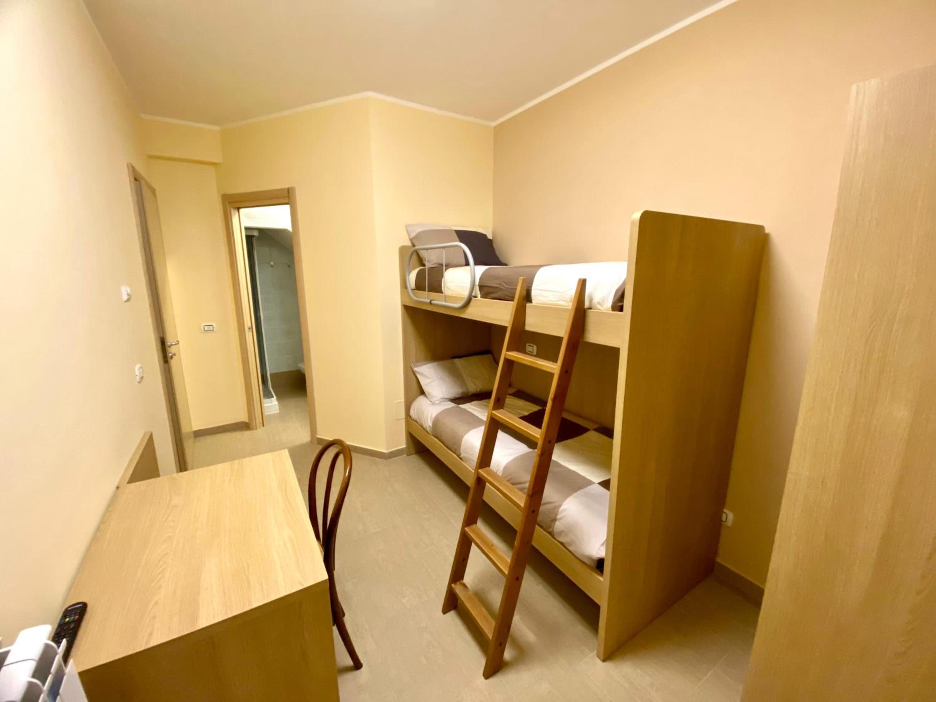 Twin Room with Private Bathroom photo 1