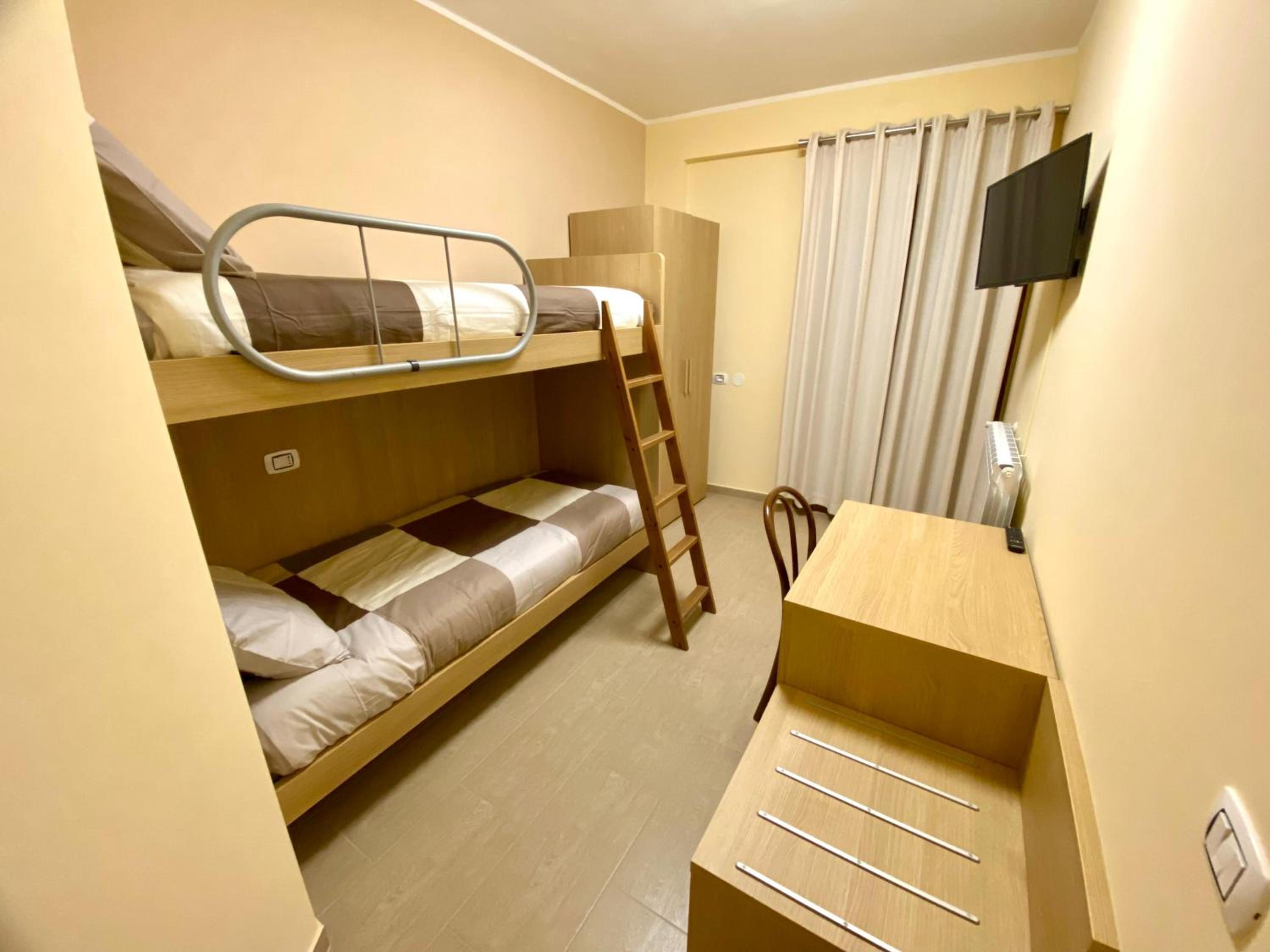 Twin Room with Private Bathroom photo 3