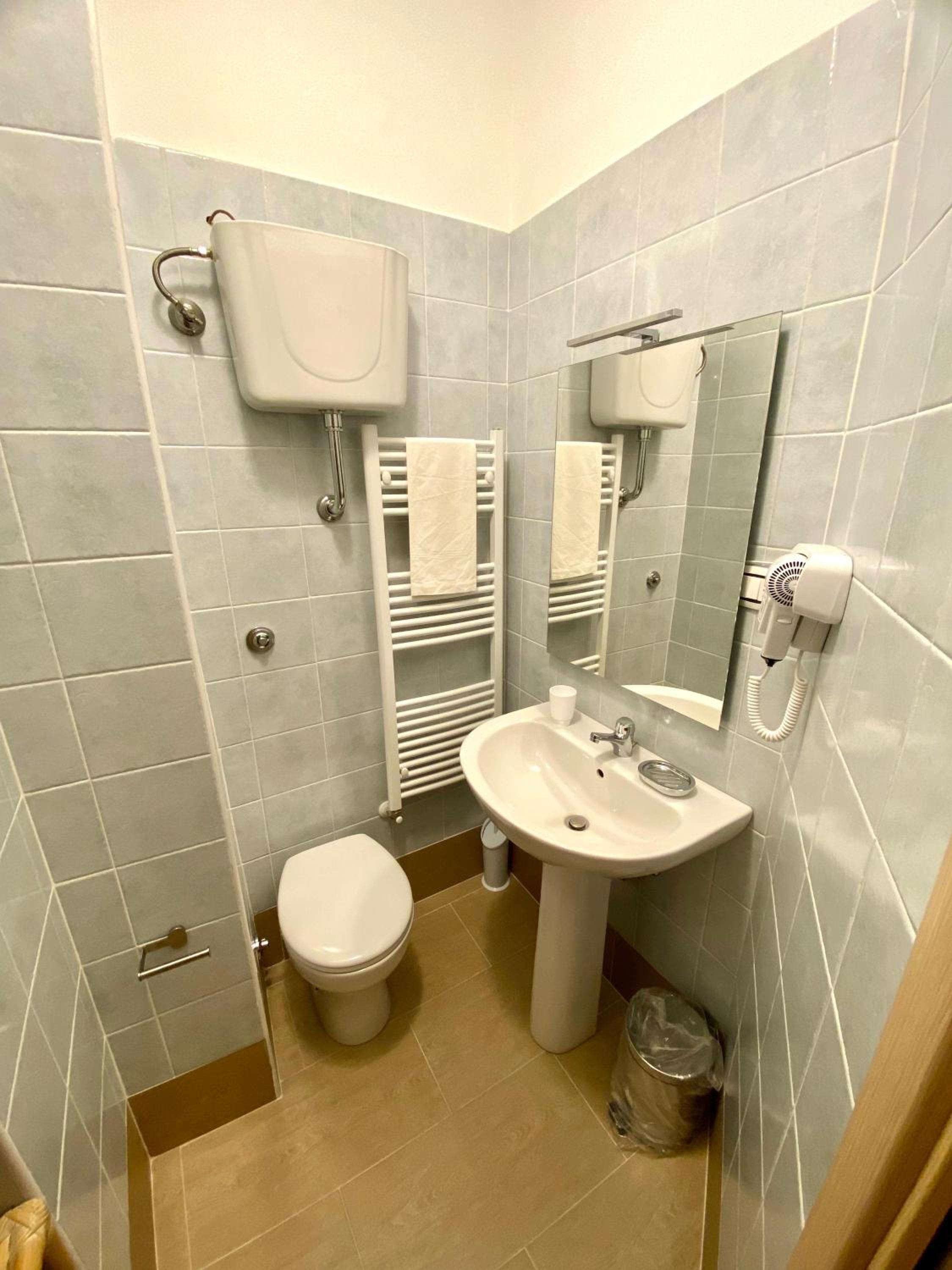 Twin Room with Private Bathroom photo 2