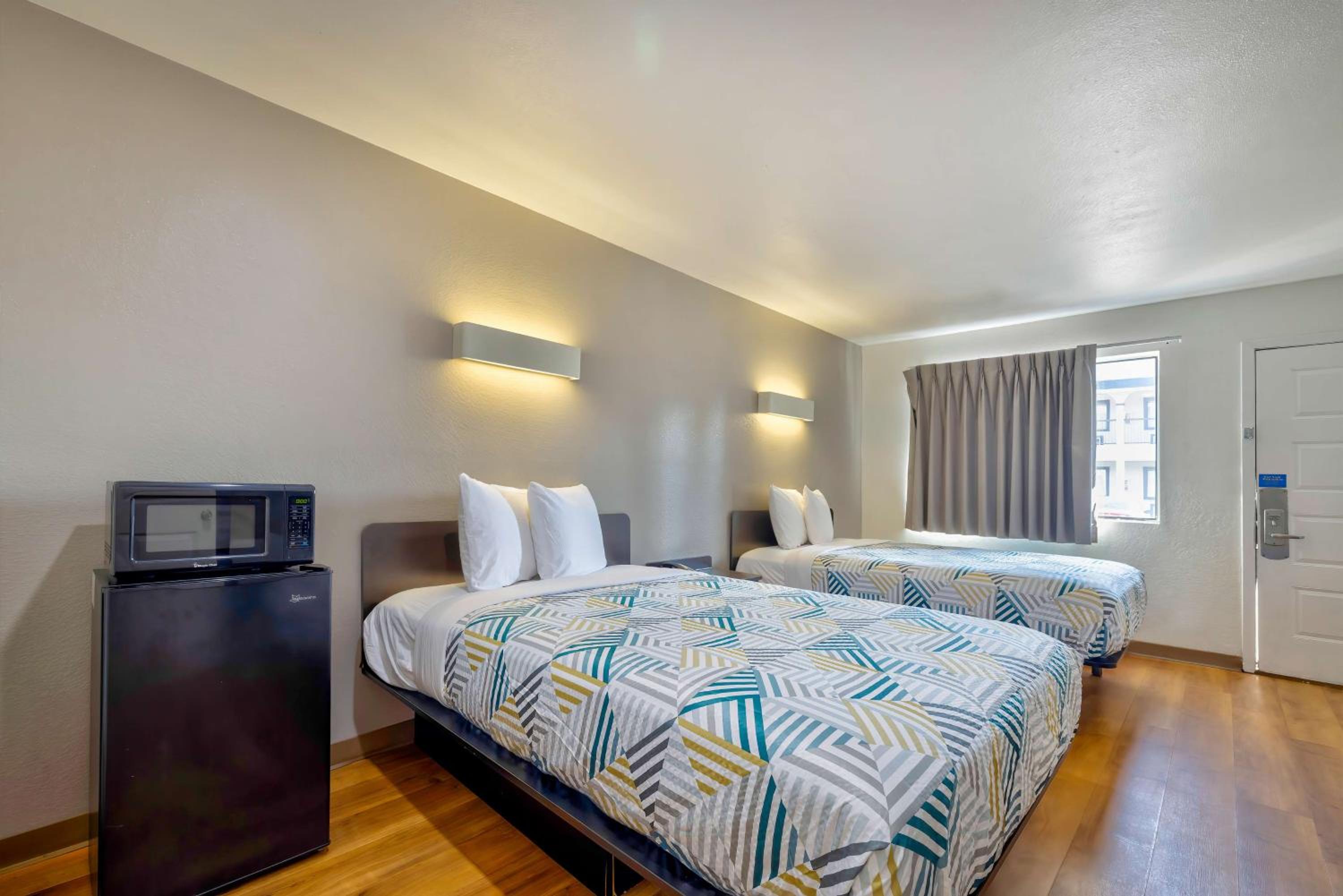 Queen Room with Two Queen Beds - Non-Smoking photo 1