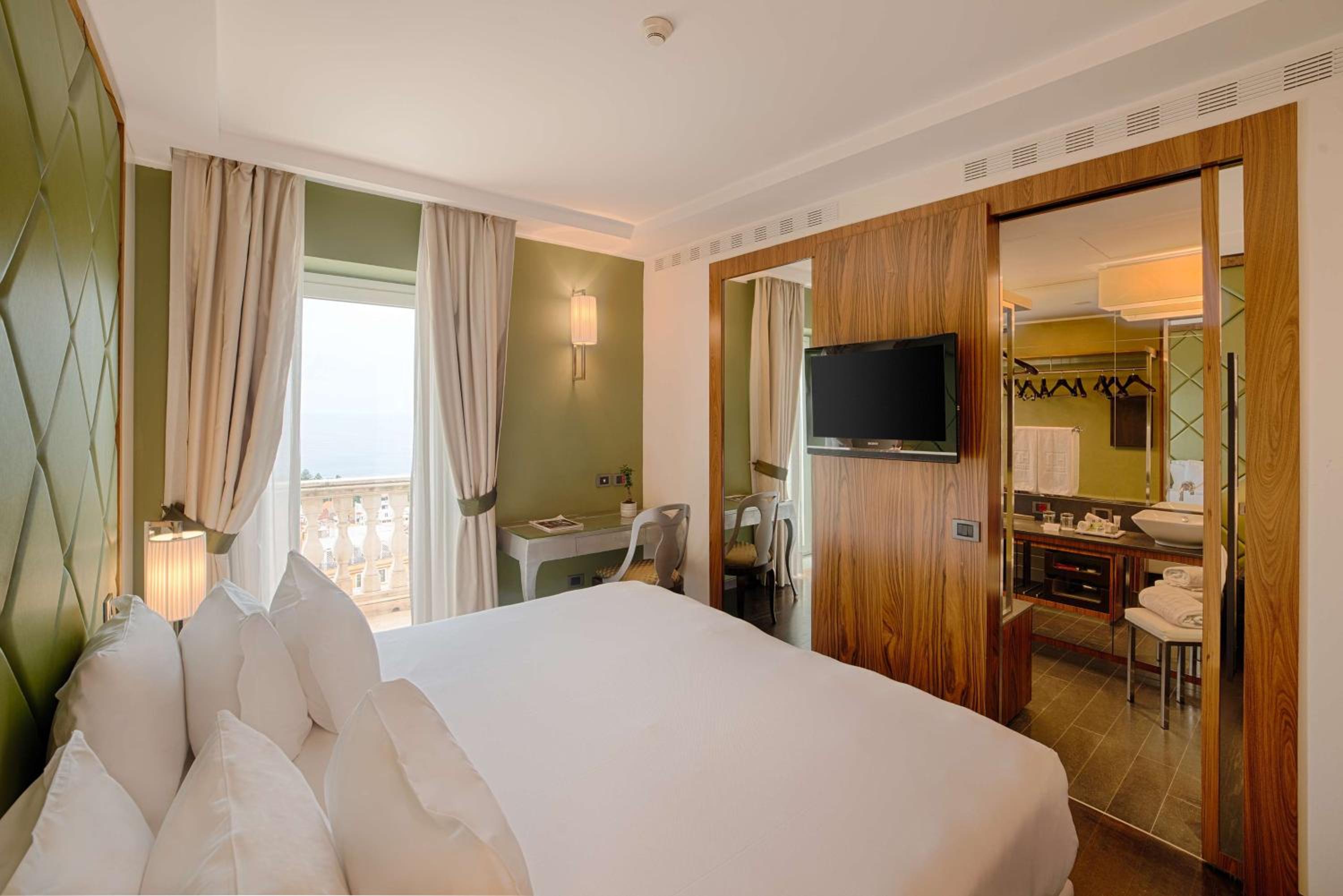 Superior Double or Twin Room with View - Photo 1