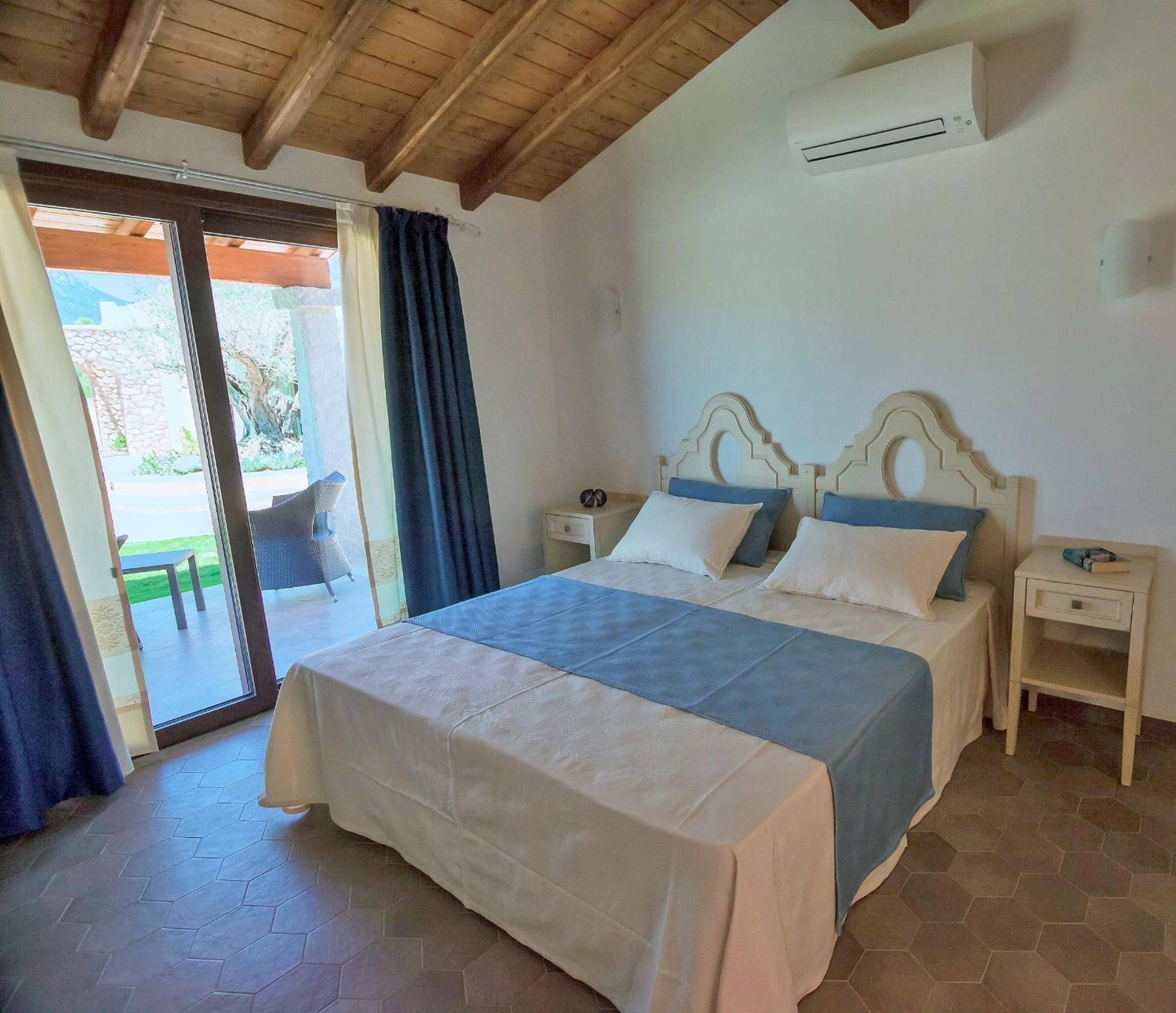 Double or Twin Room with Garden and Pool View photo 2