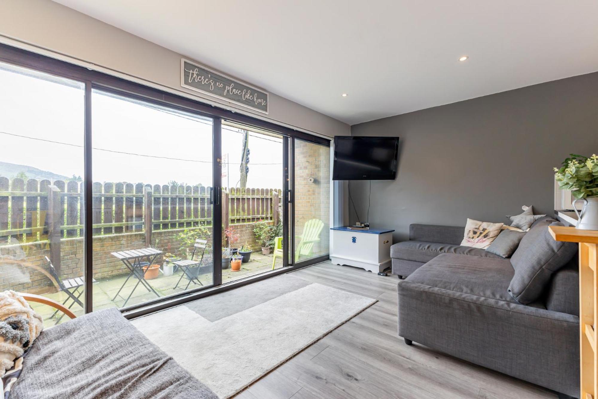 Apartment with Mountain View - Photo 8