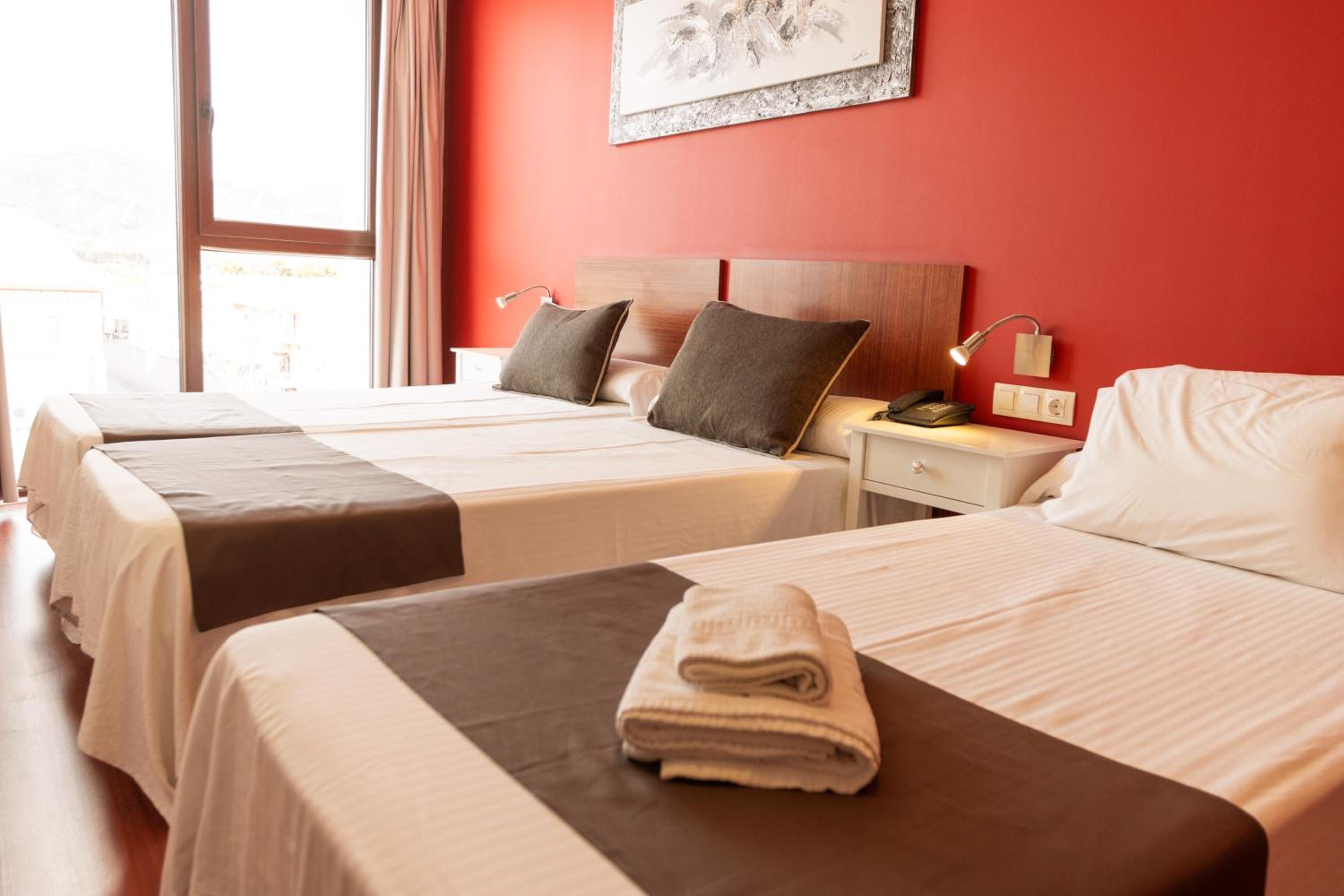 Twin Room with Extra Bed - Photo 3