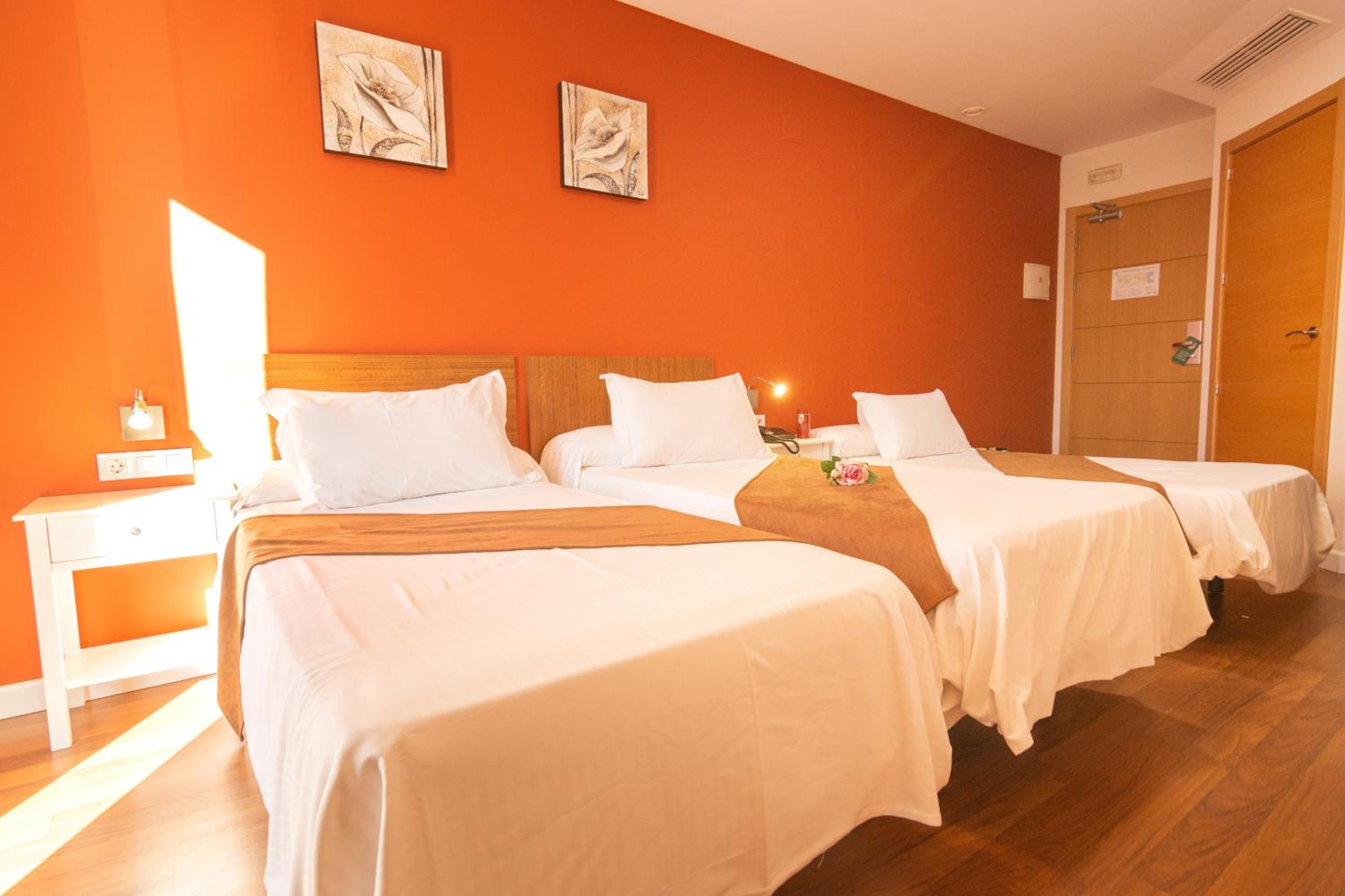 Twin Room with Extra Bed - Photo 5