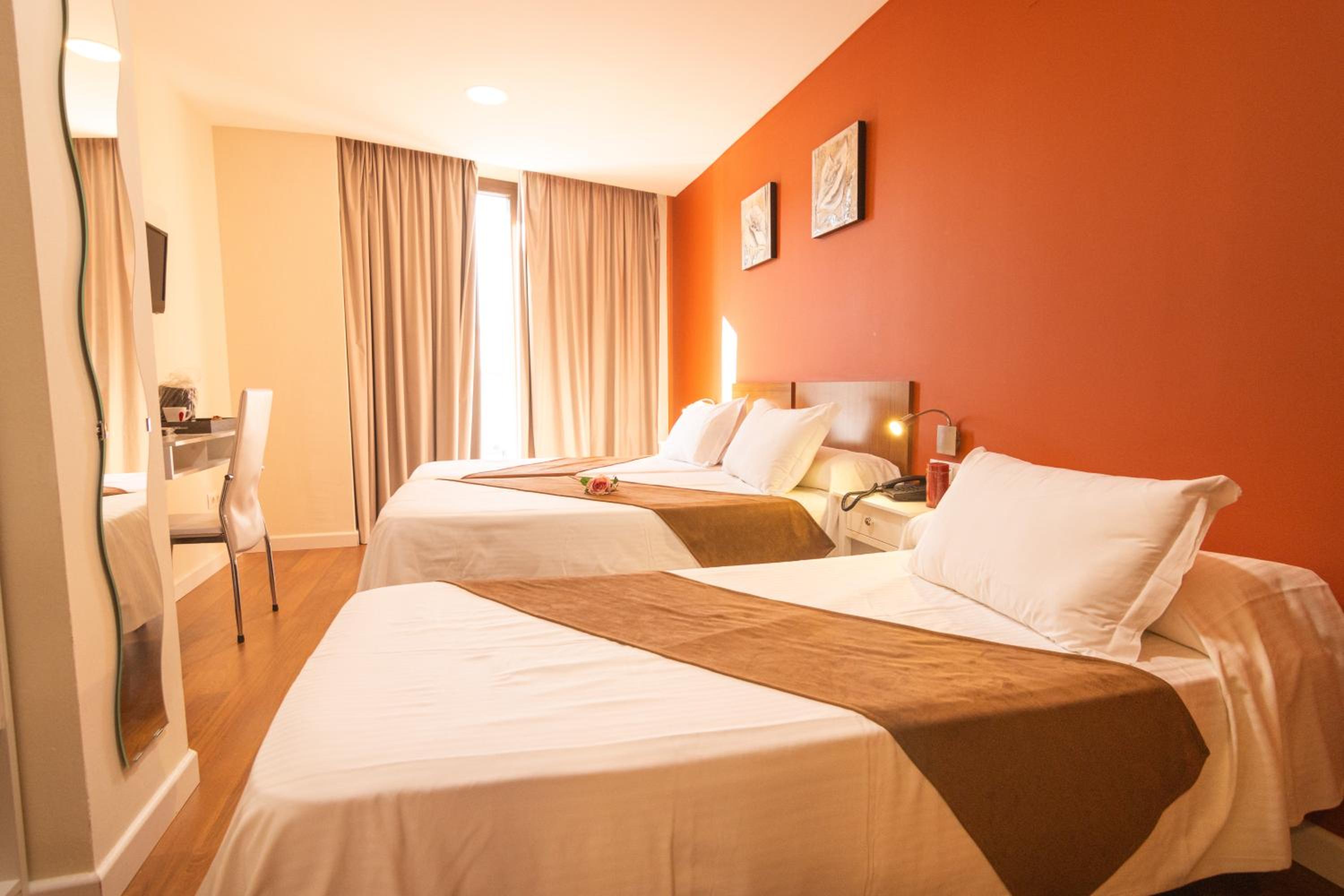 Twin Room with Extra Bed - Photo 4