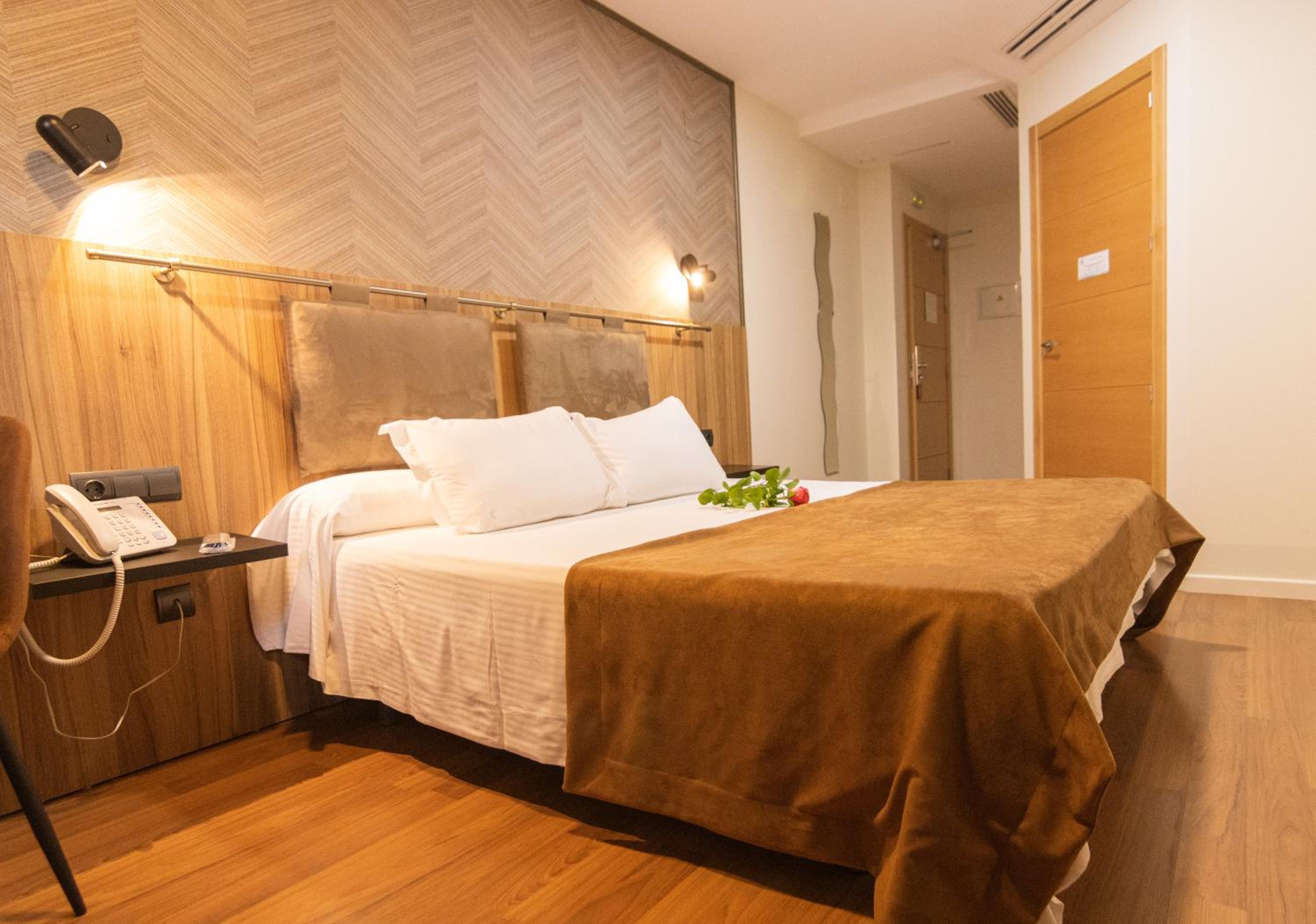 Deluxe Suite - Photo 7