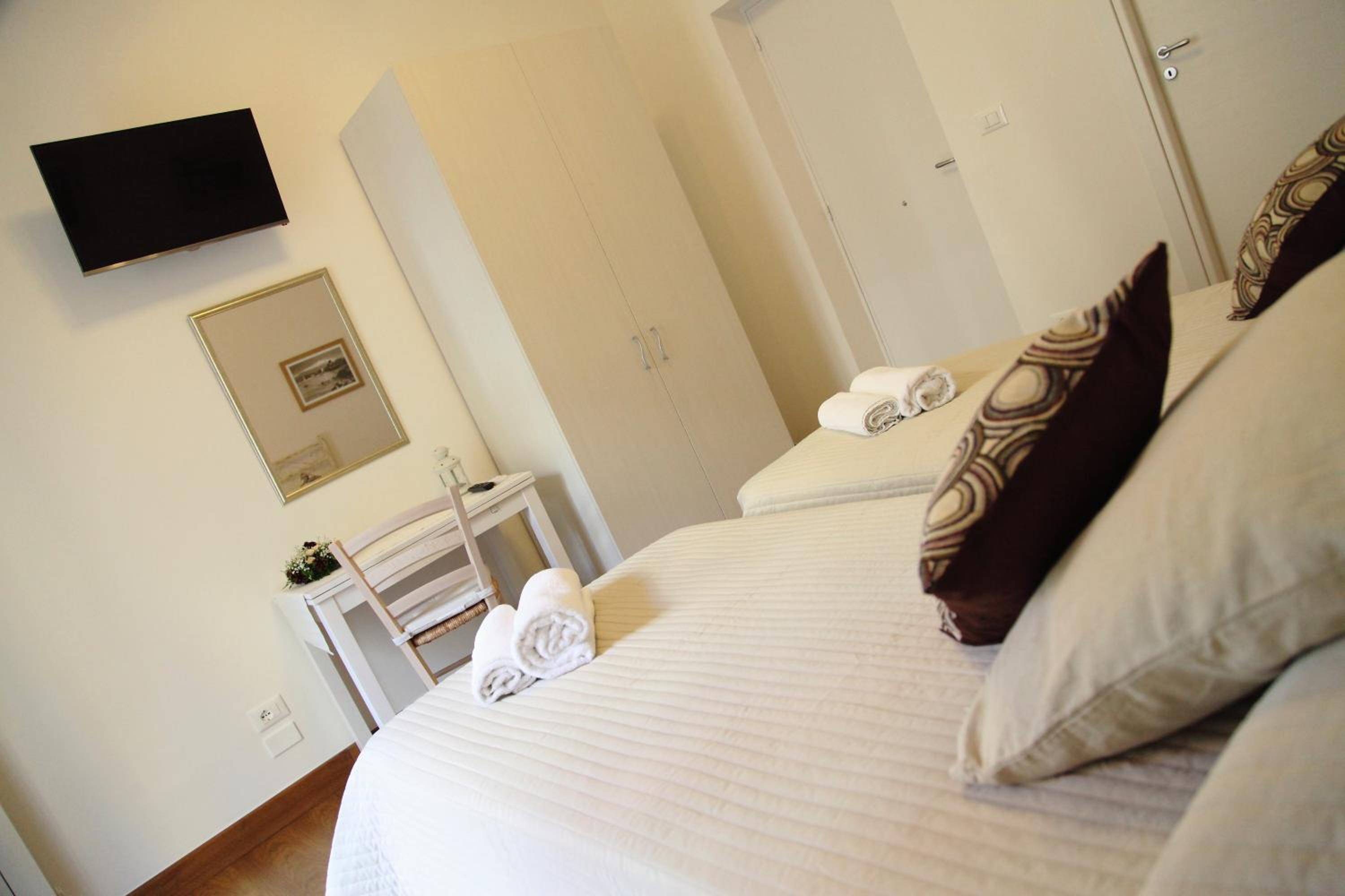 Double or Twin Room with Private Bathroom - Photo 3