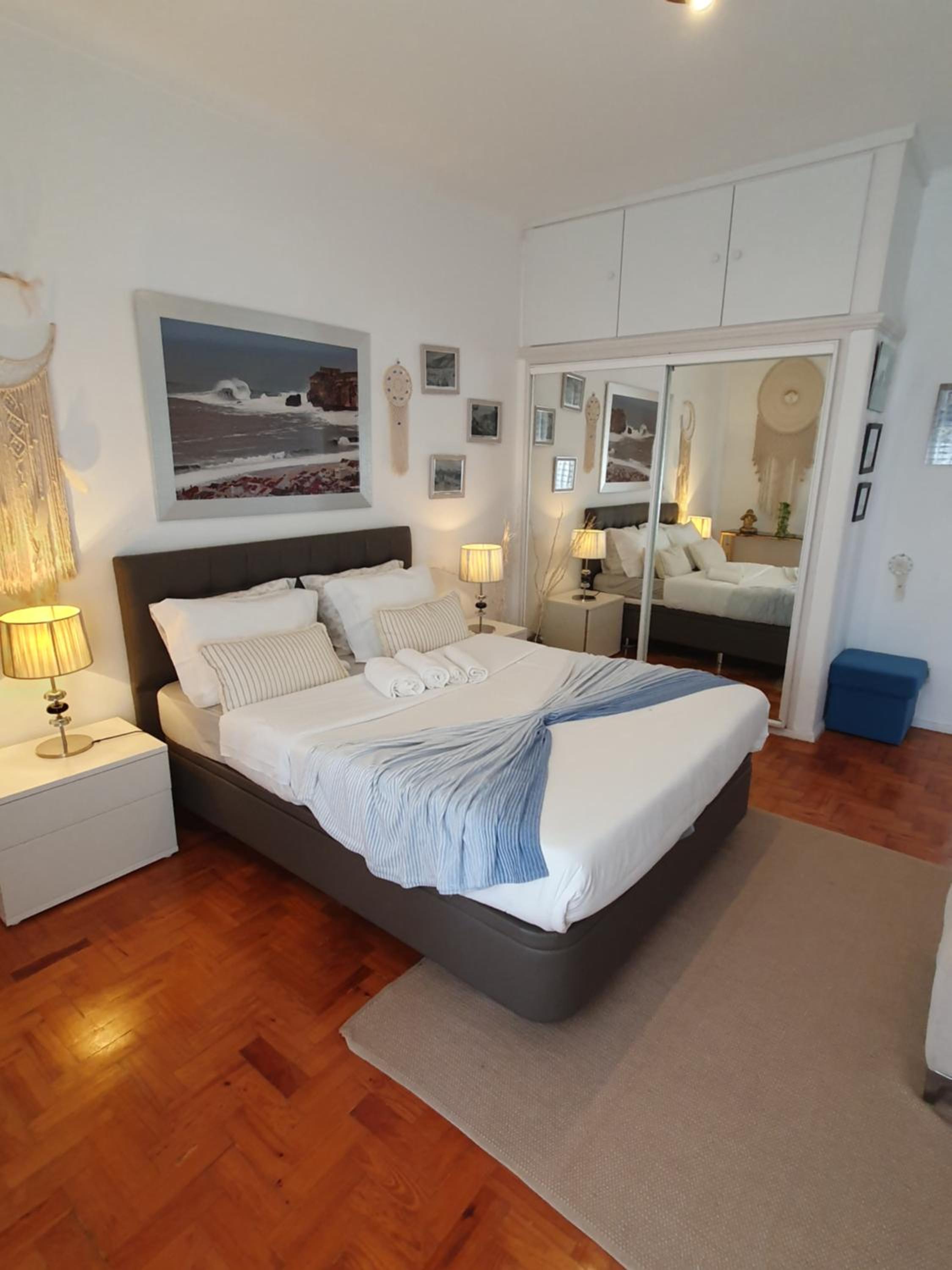 Queen Room with Shared Bathroom photo 1