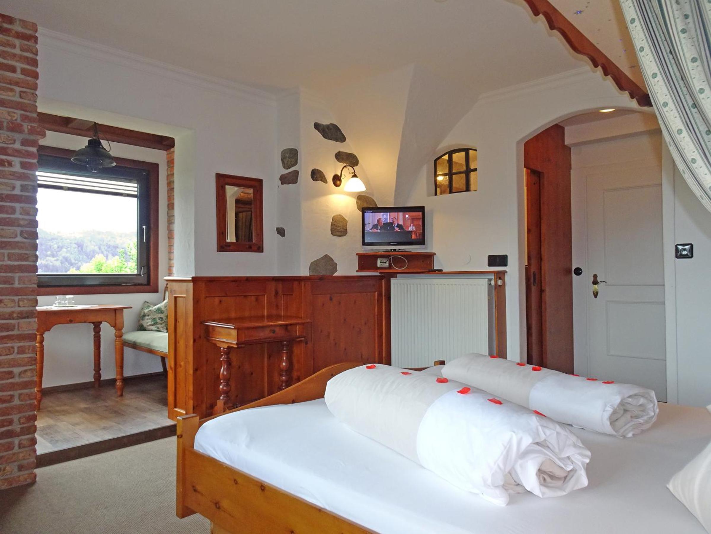 Double Room with Four Poster Bed and Lake View photo 3