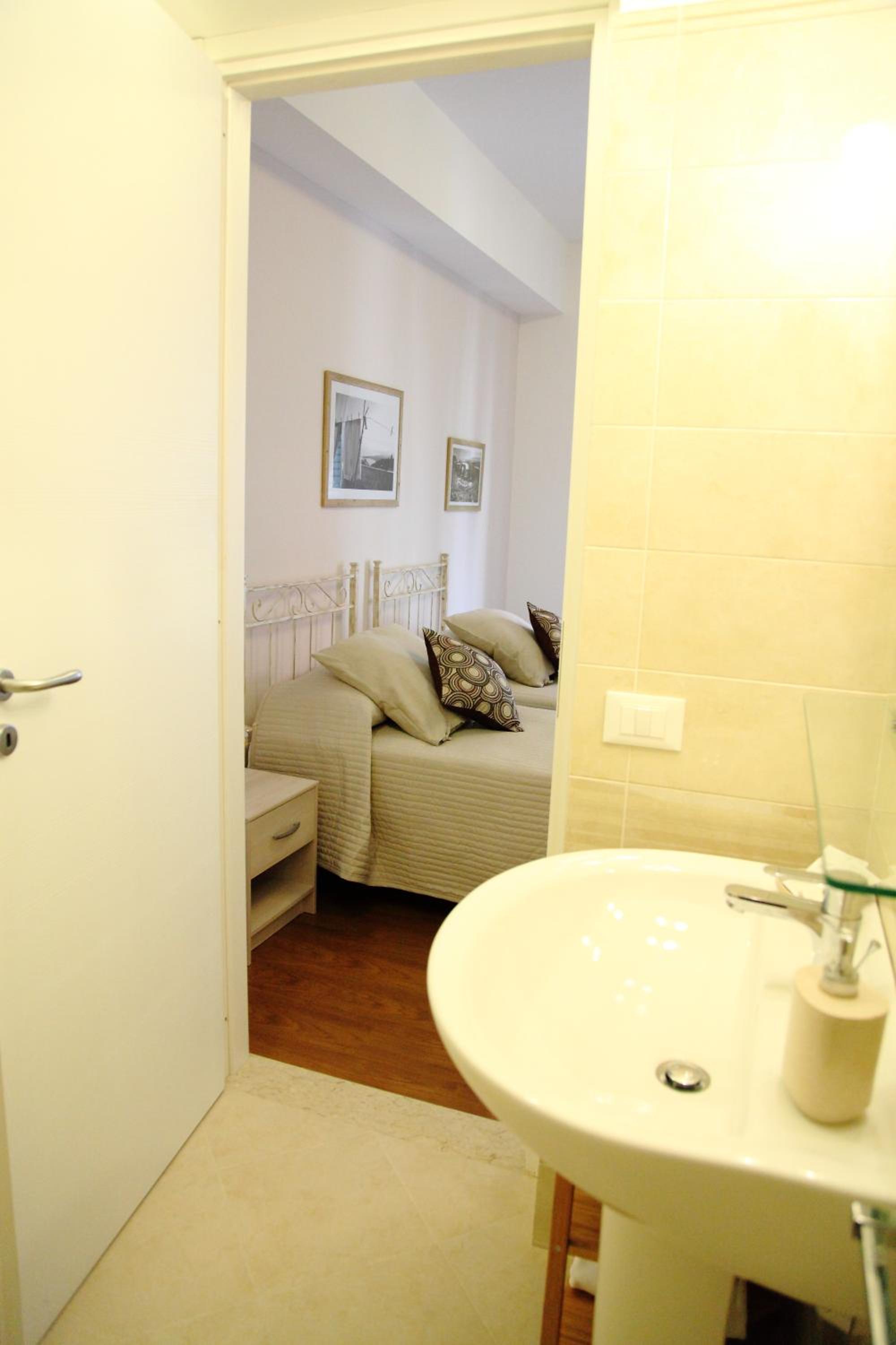 Double or Twin Room with Private Bathroom - Photo 2