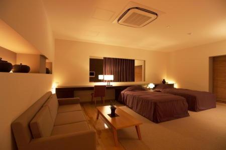 Deluxe Room with Hot Tub - Non-Smoking - Photo 1