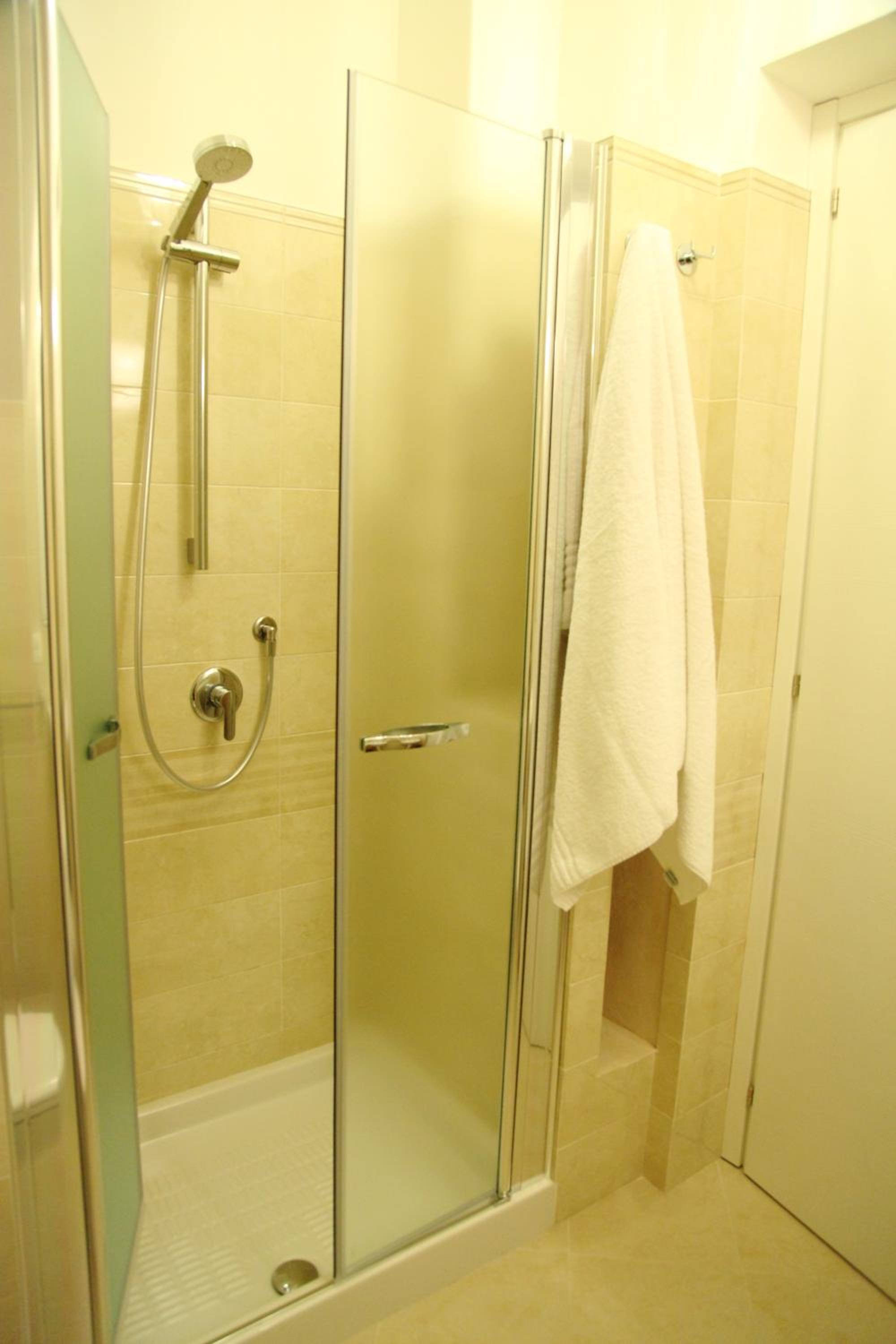 Double or Twin Room with Private Bathroom - Photo 10