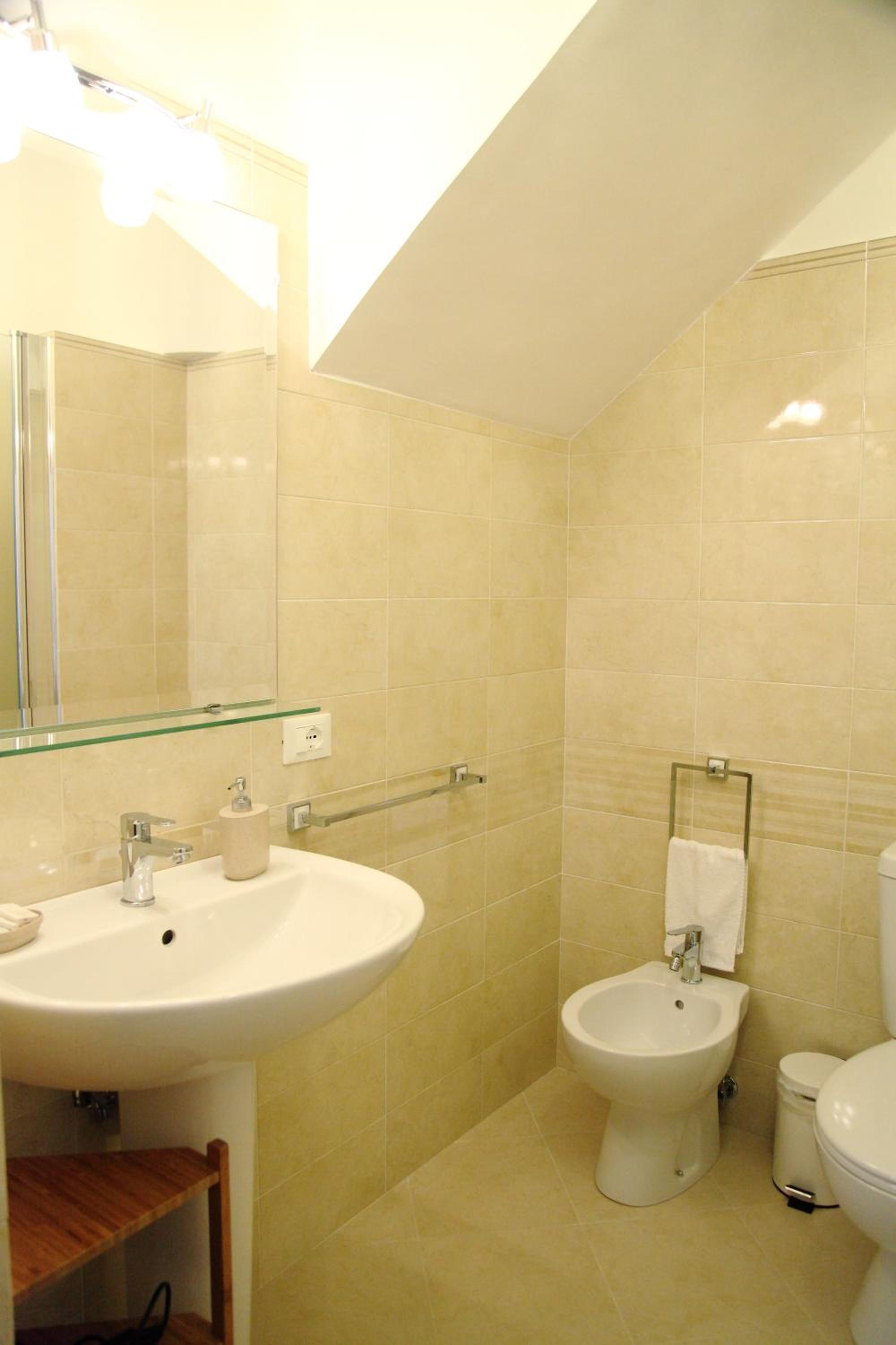 Double or Twin Room with Private Bathroom - Photo 9