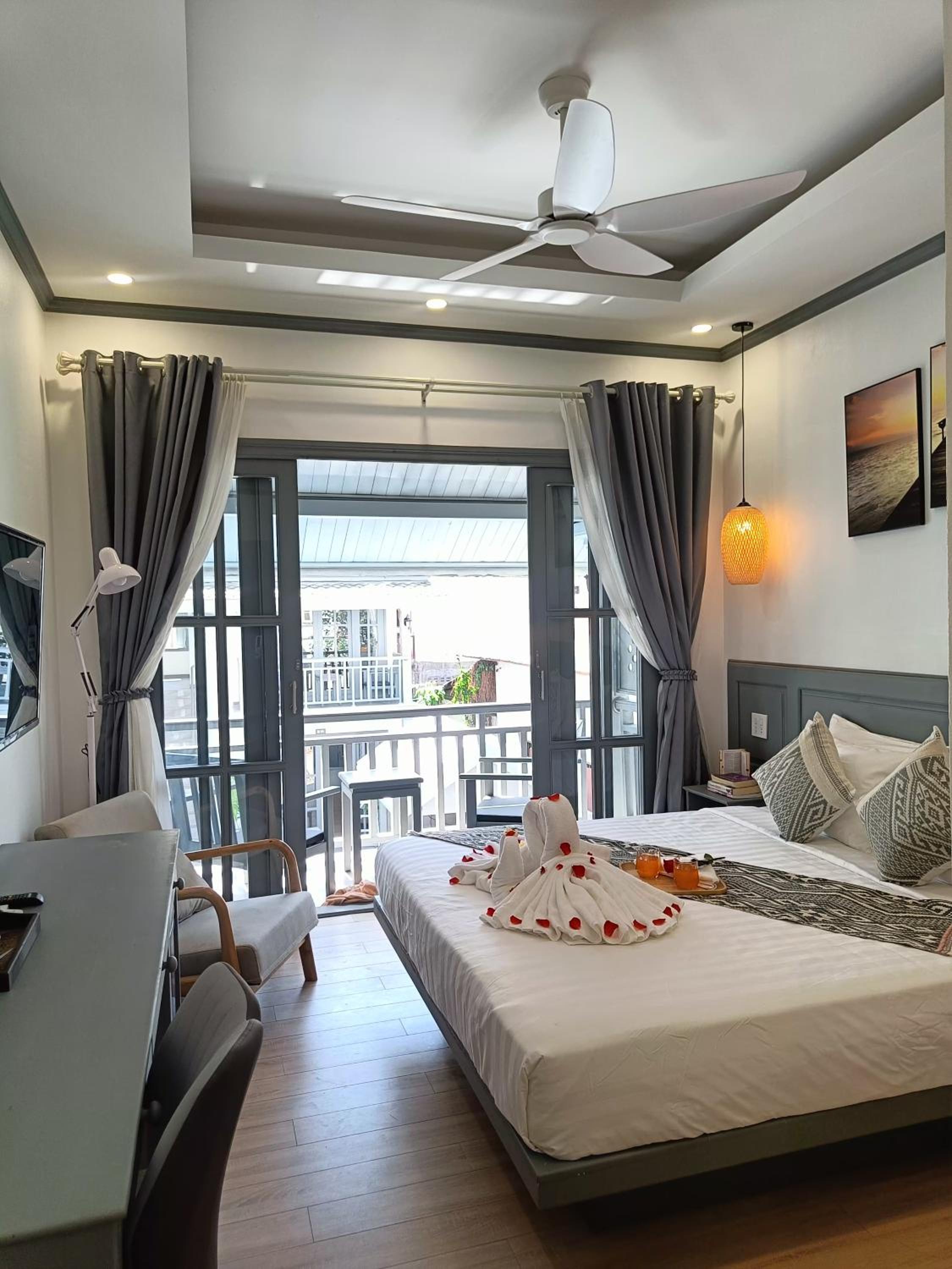 Double Room with Pool View - Photo 5
