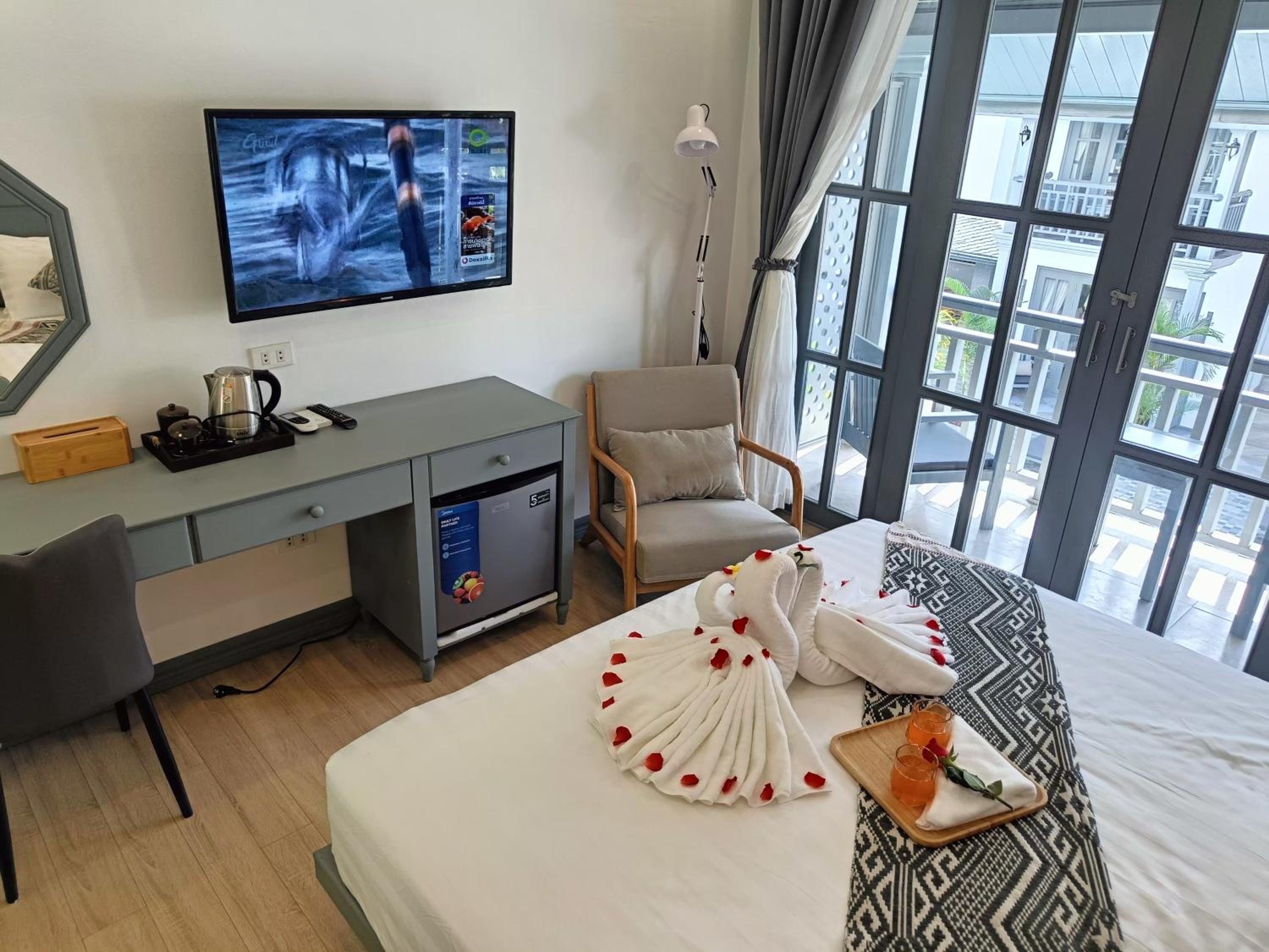 Double Room with Pool View - Photo 7