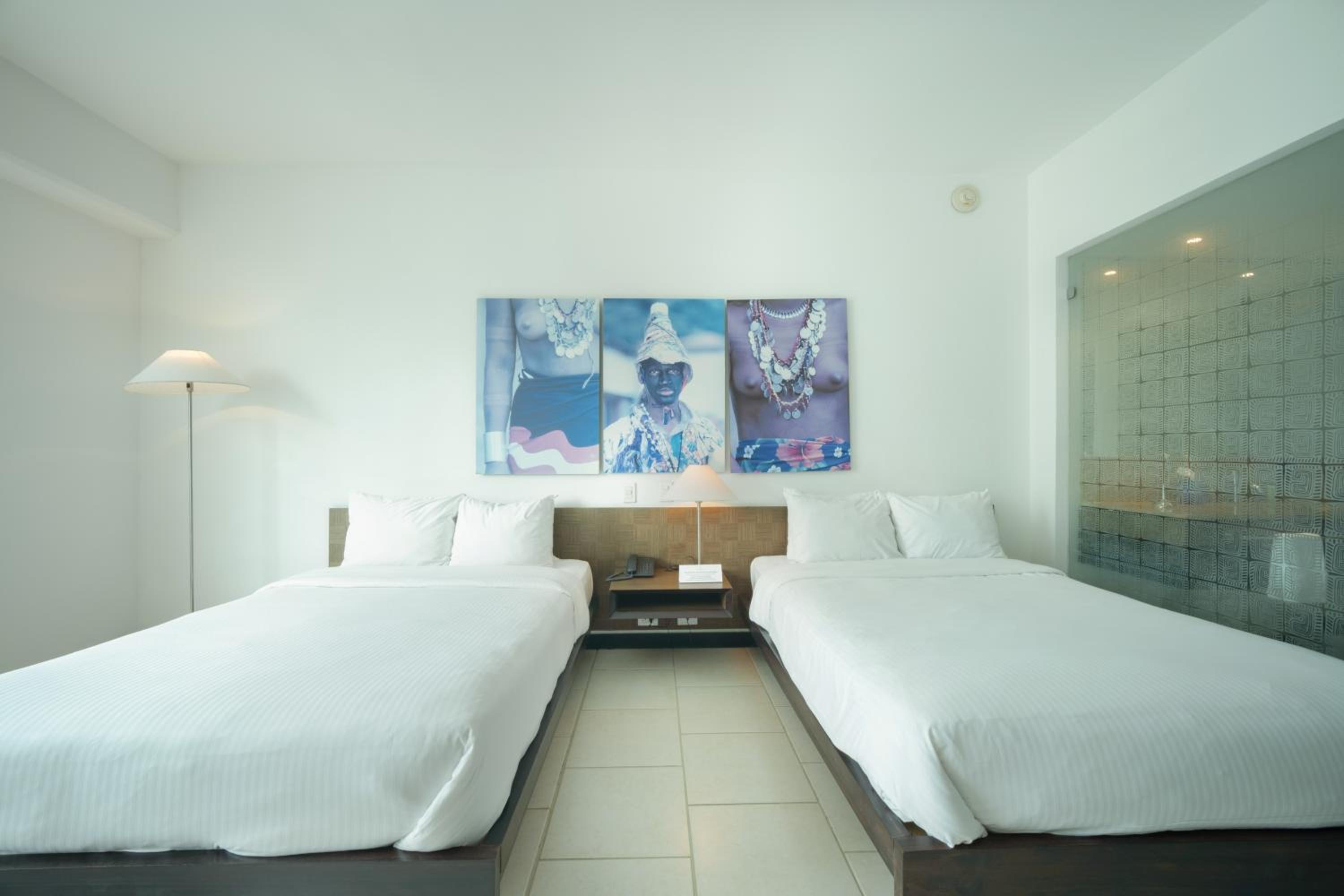 Deluxe Twin Room with Sea View thumbnail 5