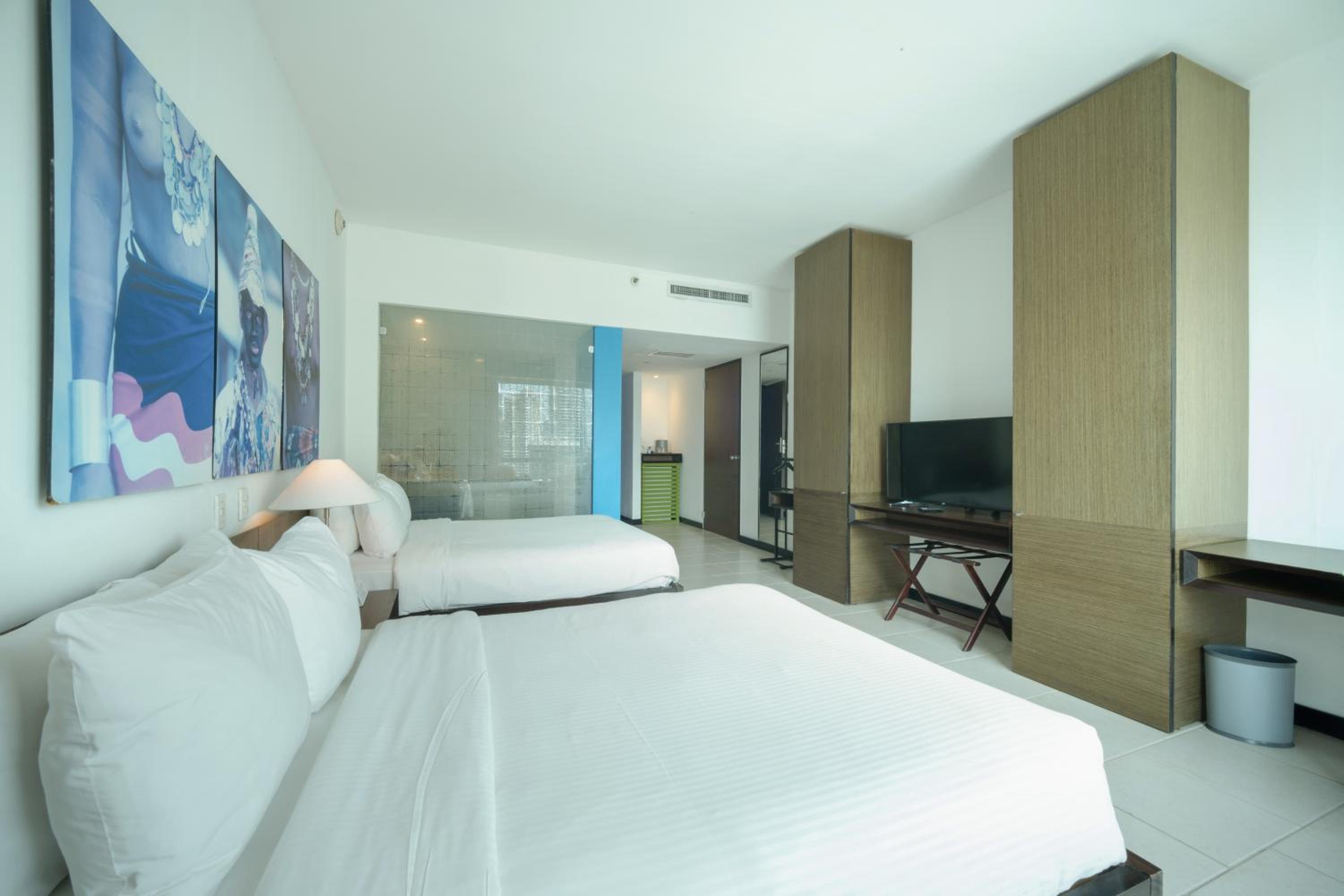 Deluxe Twin Room with Sea View thumbnail 5