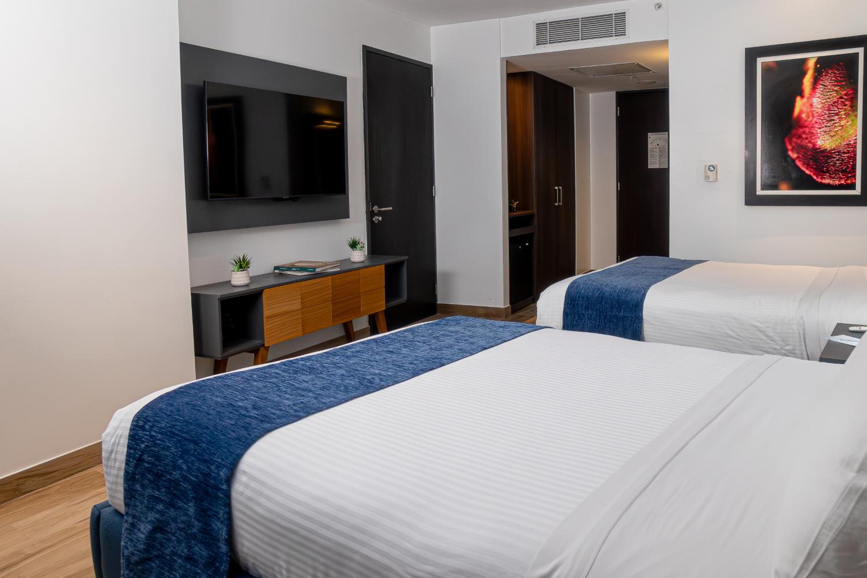 Business Room with Two Double Bed and City View