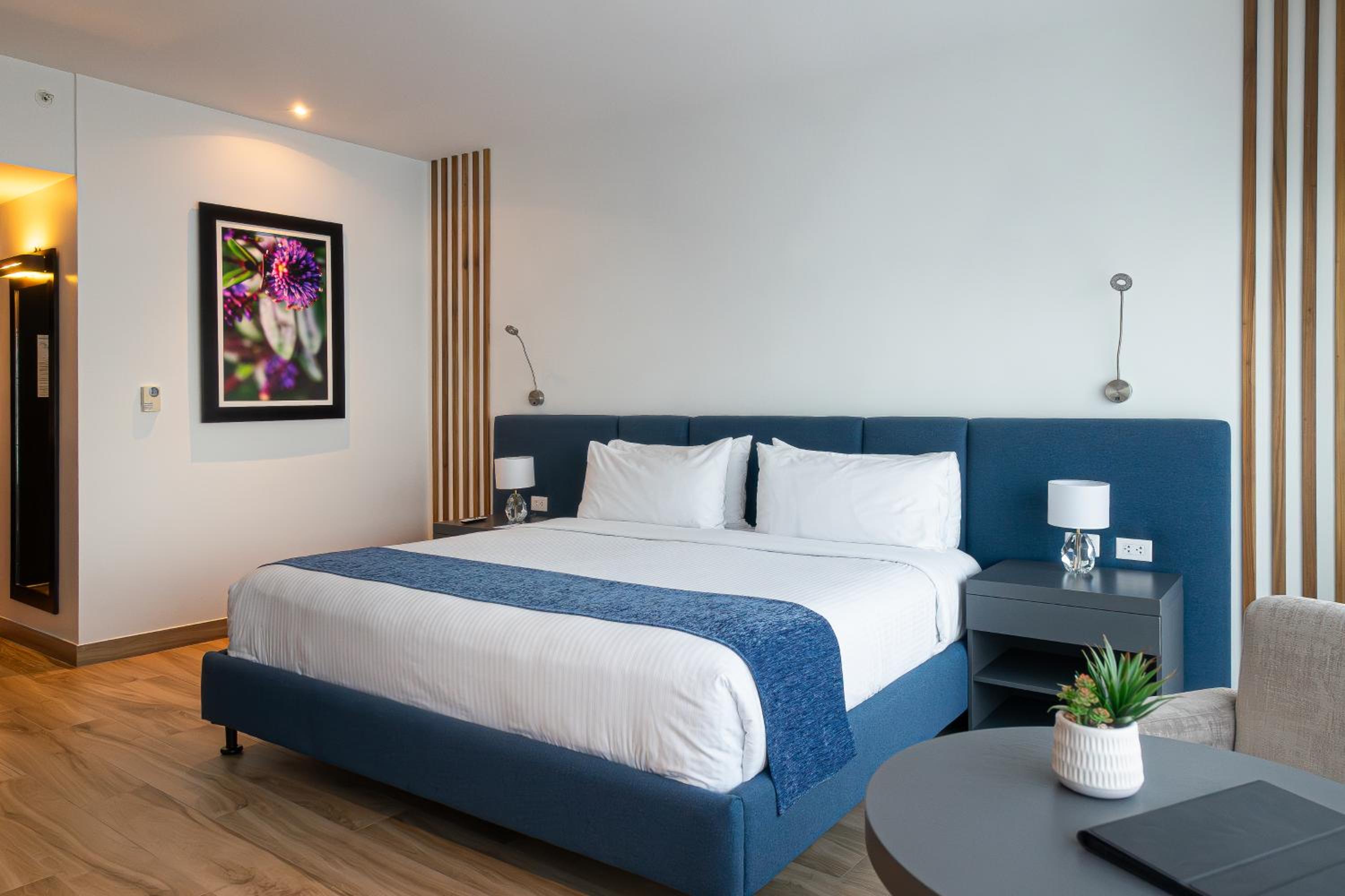 King Business Room with City View photo 2