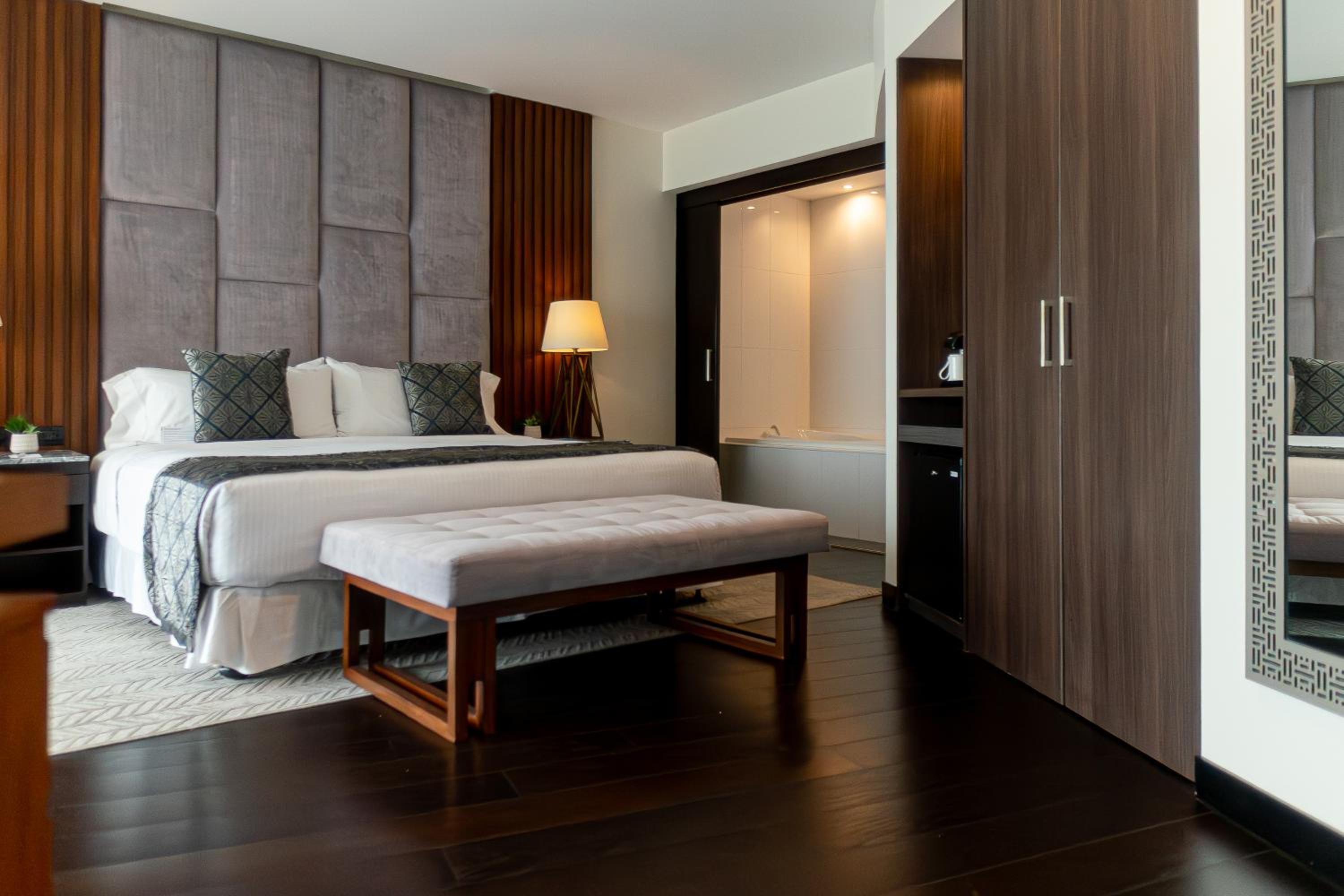King Presidential Suite with Jetted Tub and River View photo 3