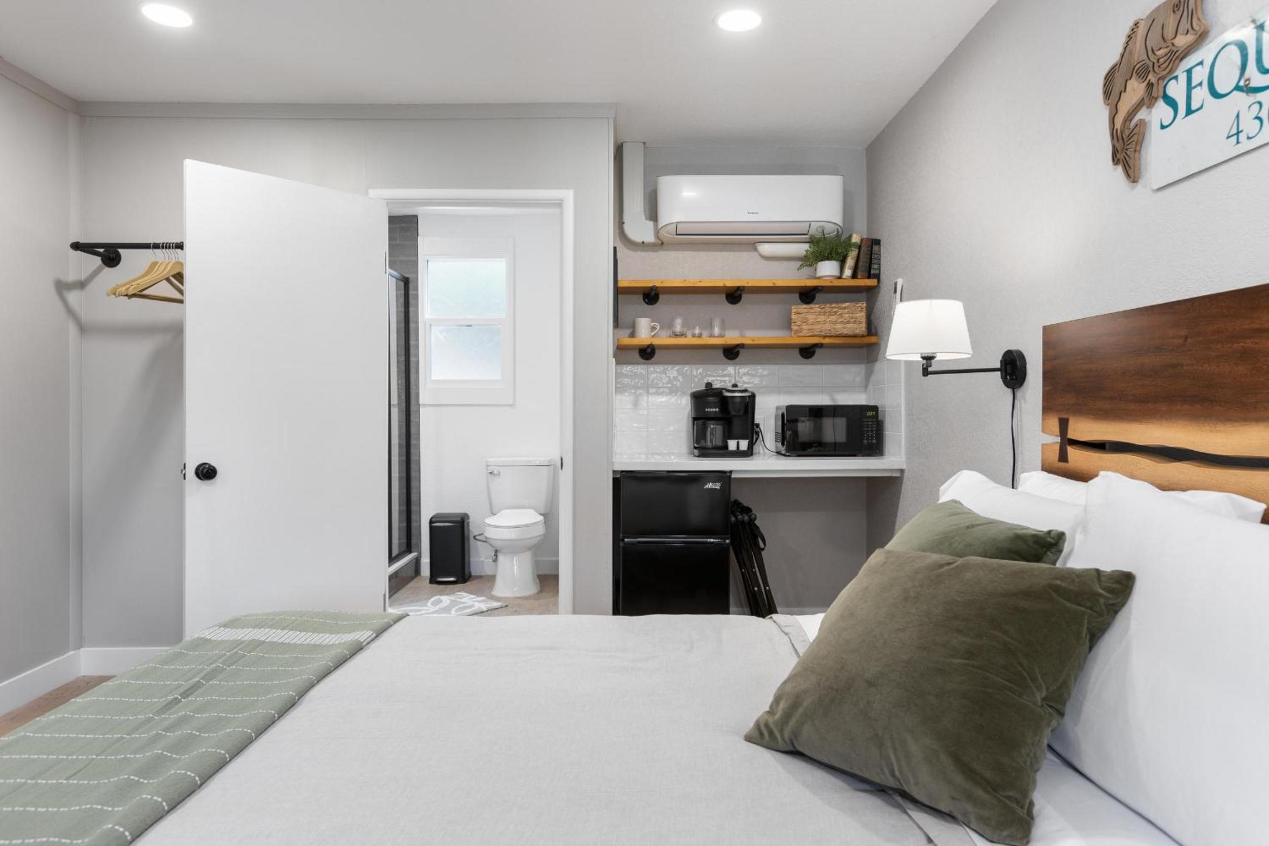 One-Bedroom Apartment - Photo 12