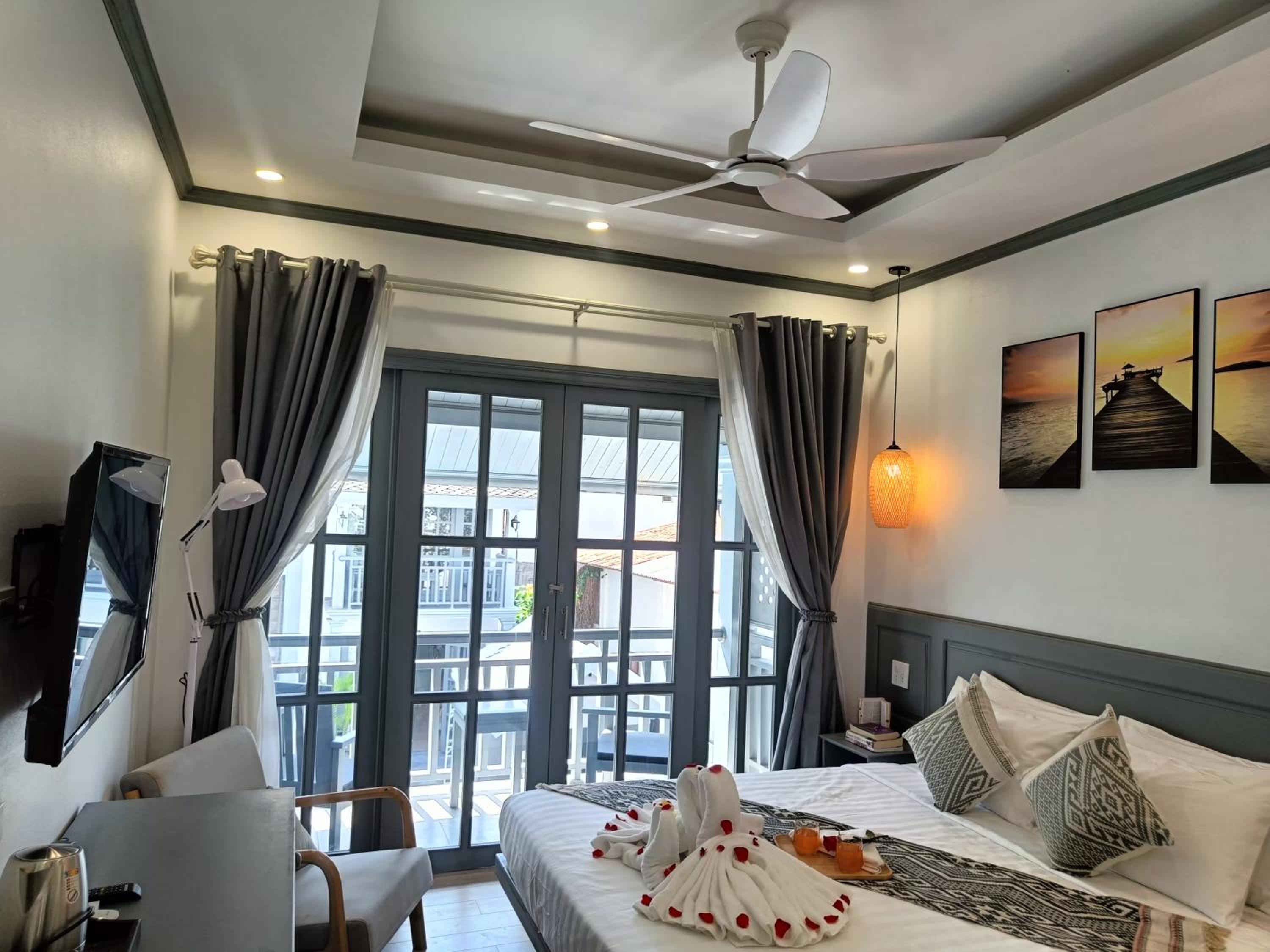 Double Room with Pool View - Photo 1