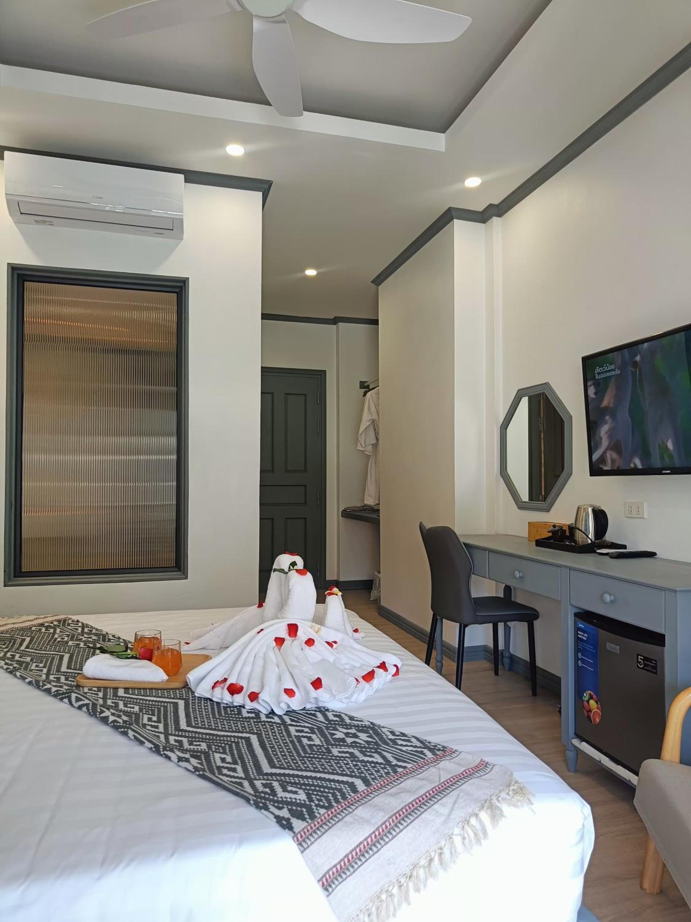 Double Room with Pool View - Photo 2