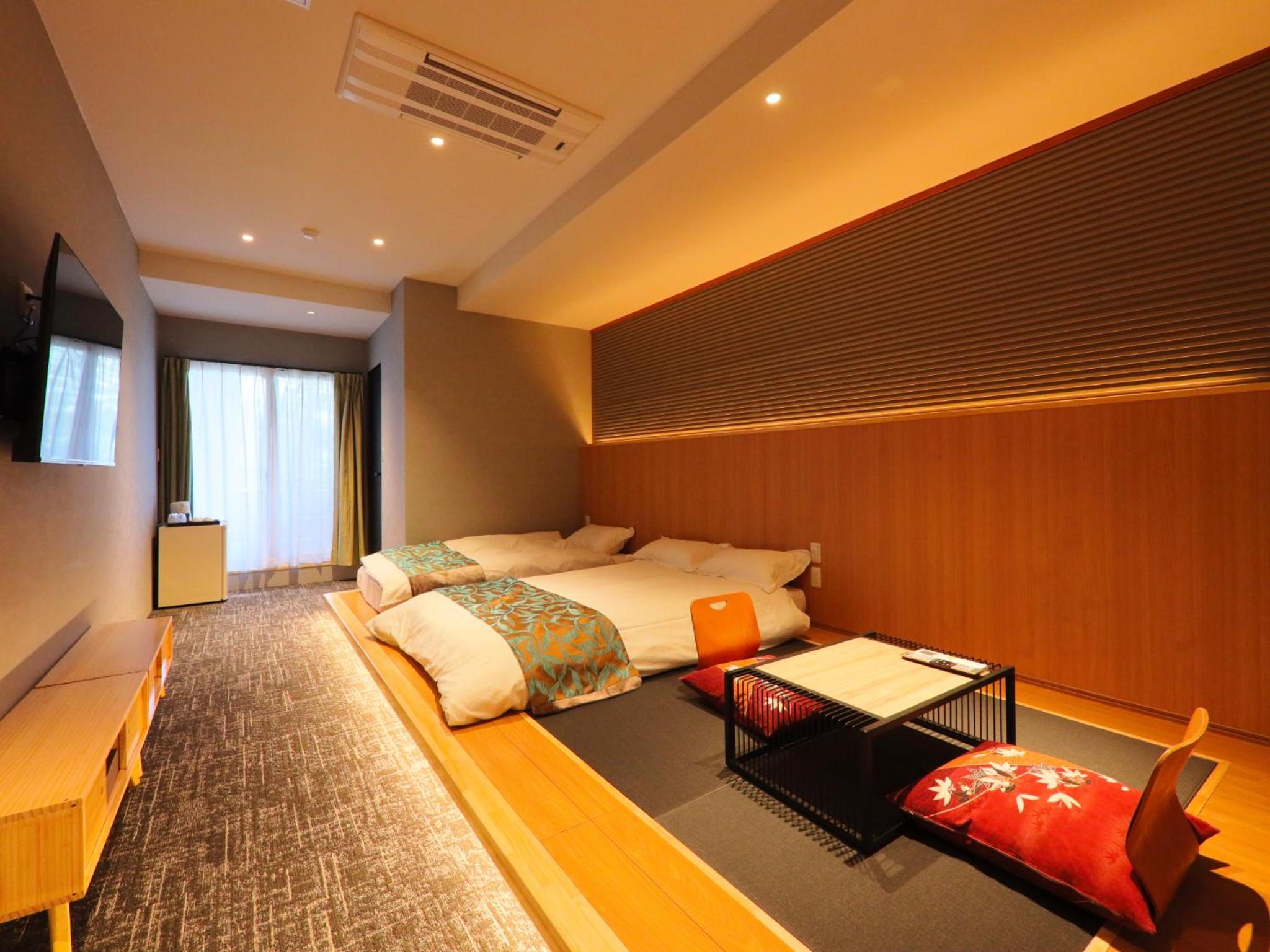Quadruple Room with Private Bathroom - Photo 9