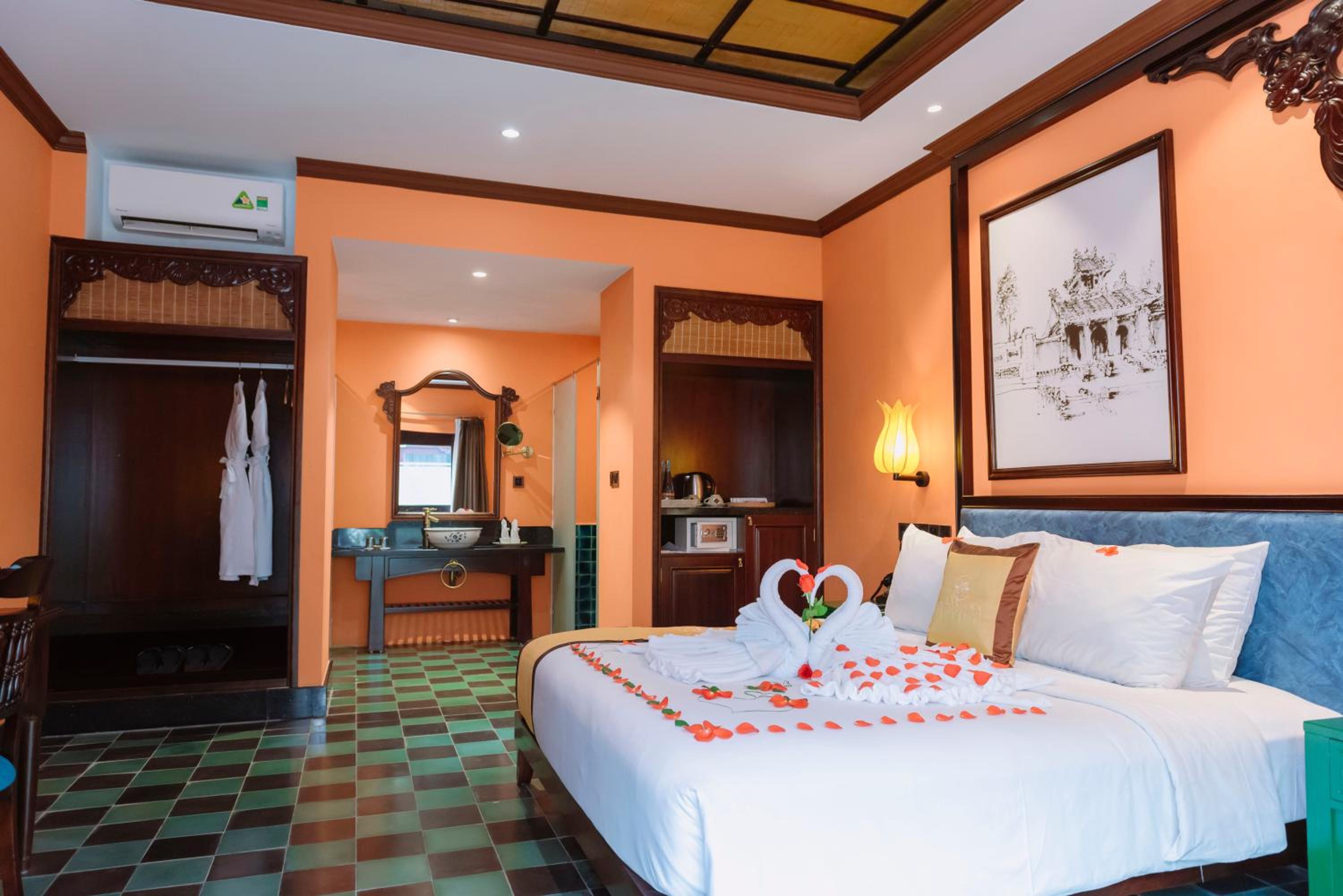 Deluxe King Room - Photo 2