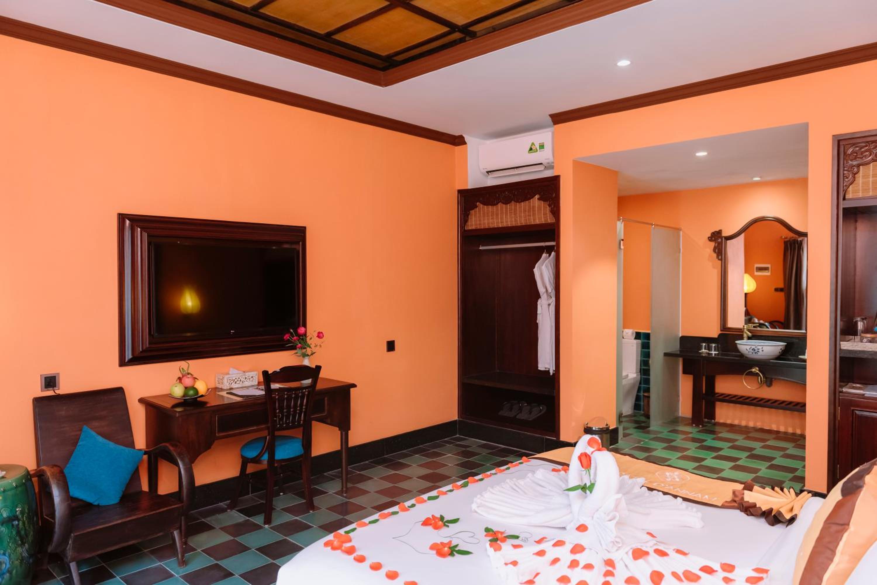 Deluxe King Room - Photo 9