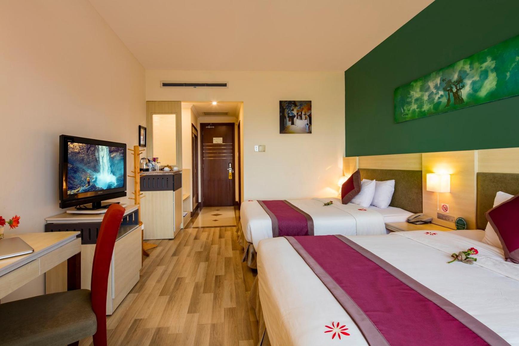 Deluxe Twin Room with City View - Photo 2