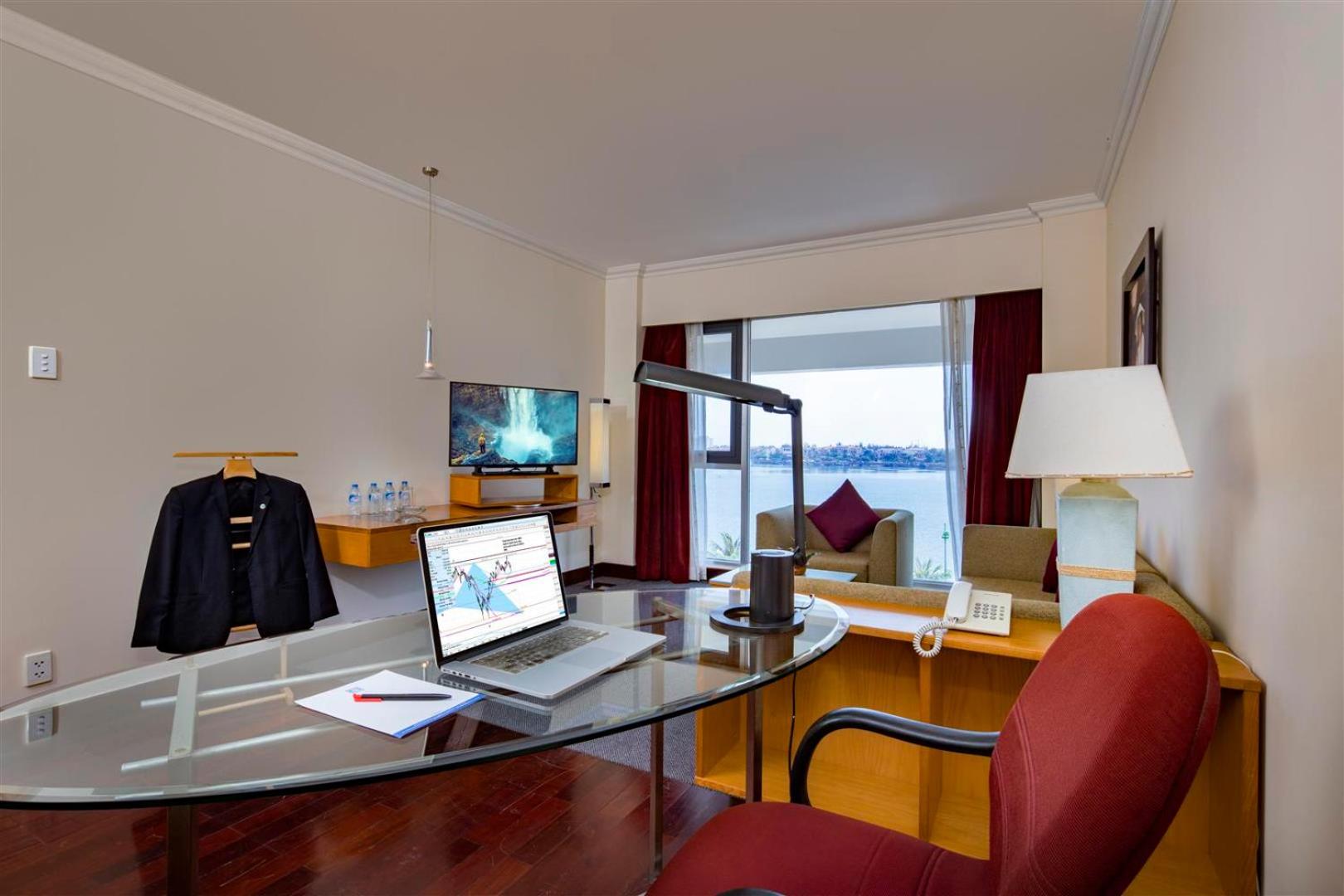 Executive Suite - Photo 5