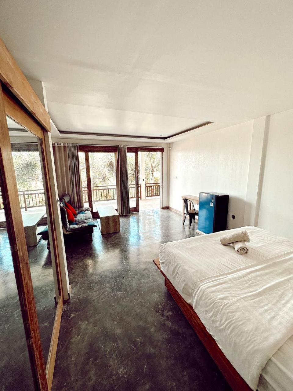Deluxe Double Room with Side Sea View - Photo 3