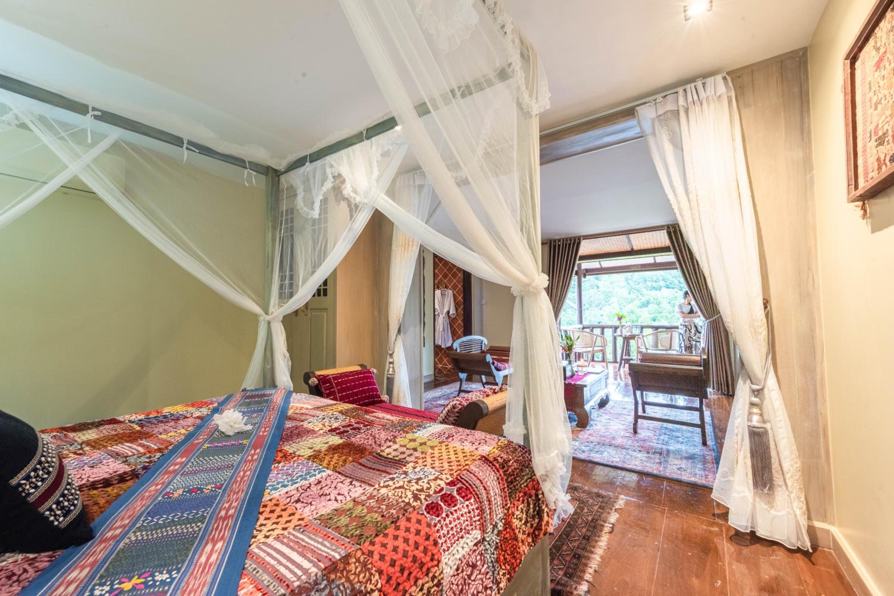 Junior Suite with Balcony - Photo 2