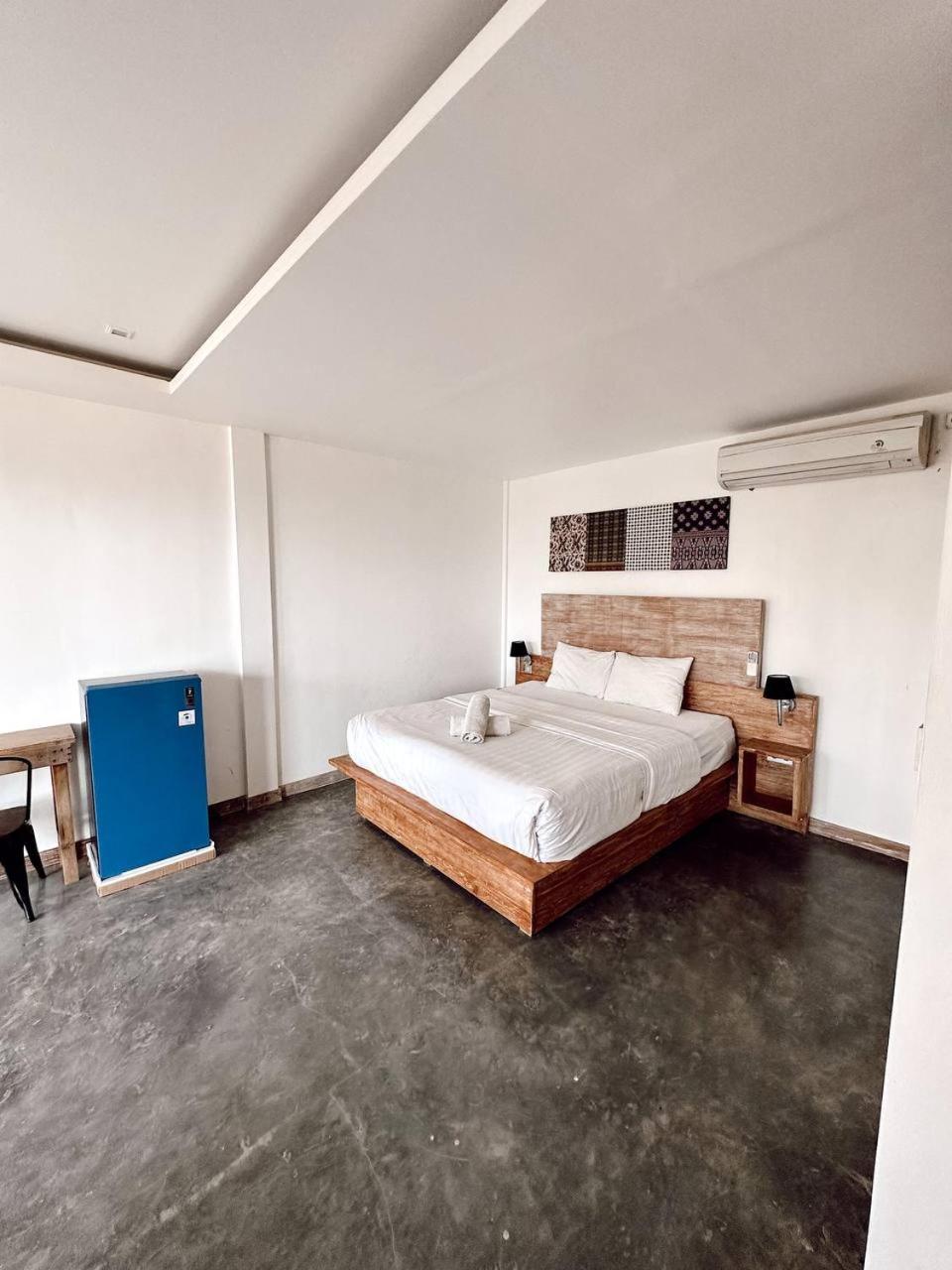Deluxe Double Room with Side Sea View - Photo 1