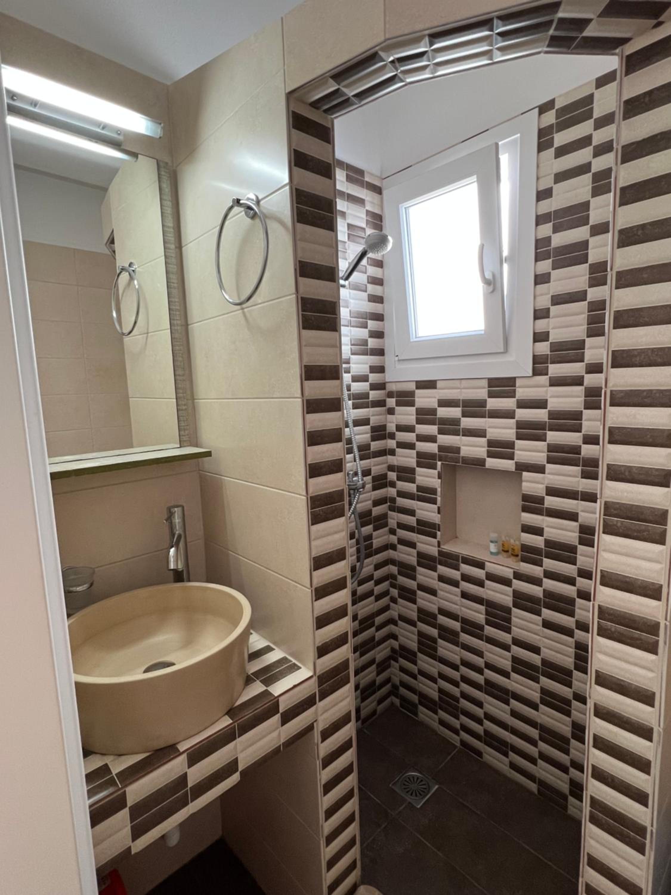 Double Room with Balcony - Photo 13