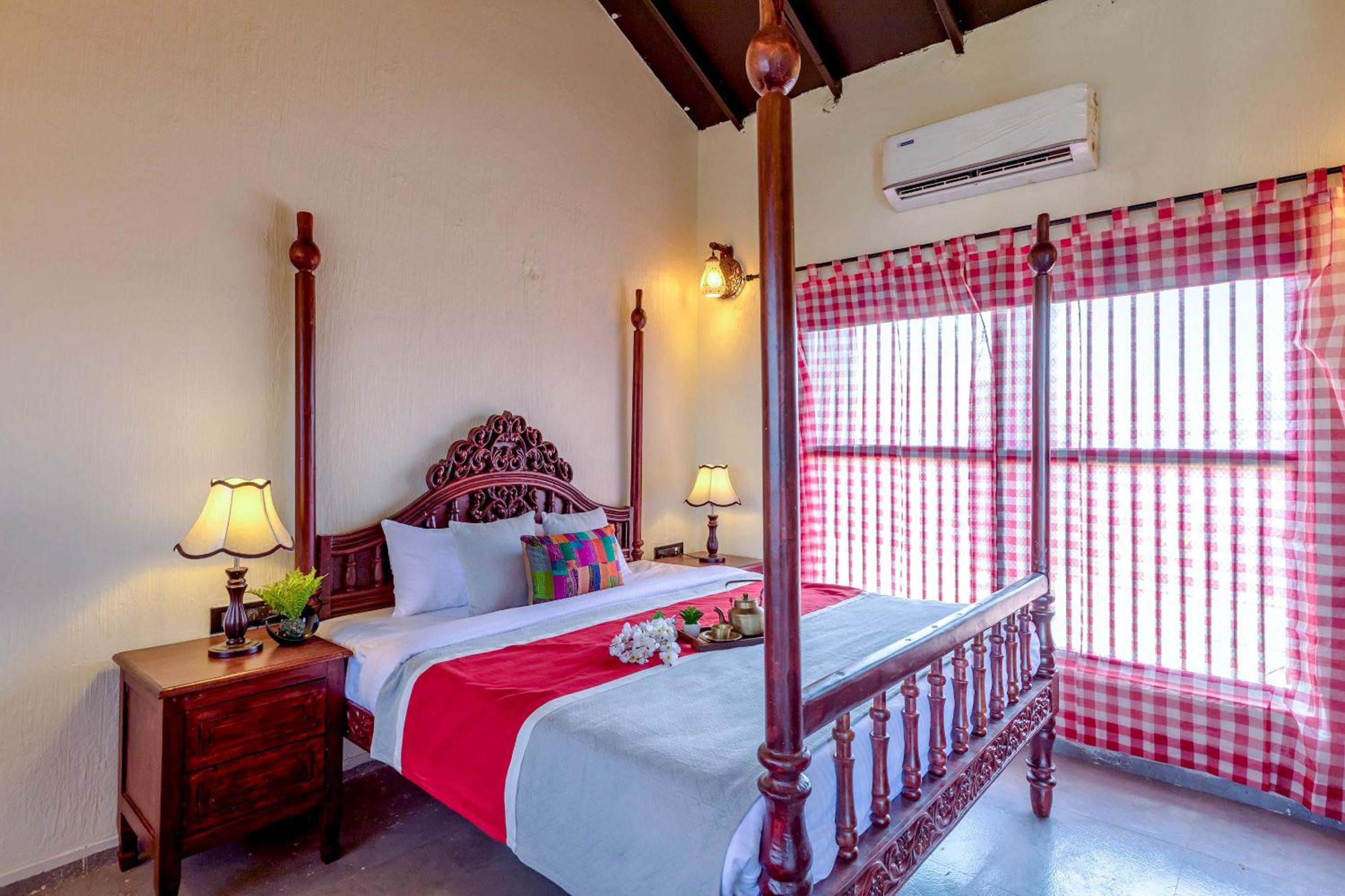 Standard King Room - Photo 13