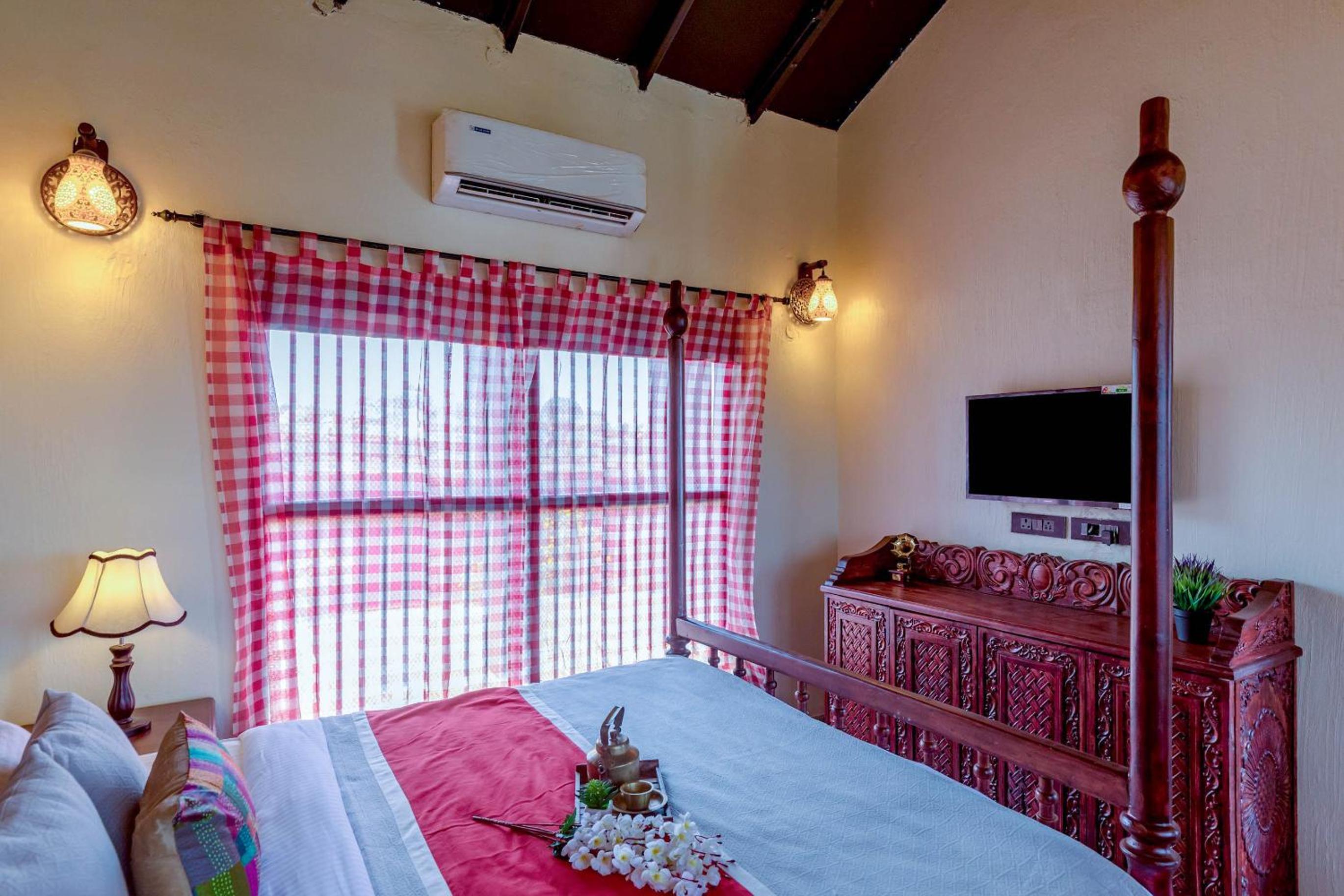 Standard King Room - Photo 7