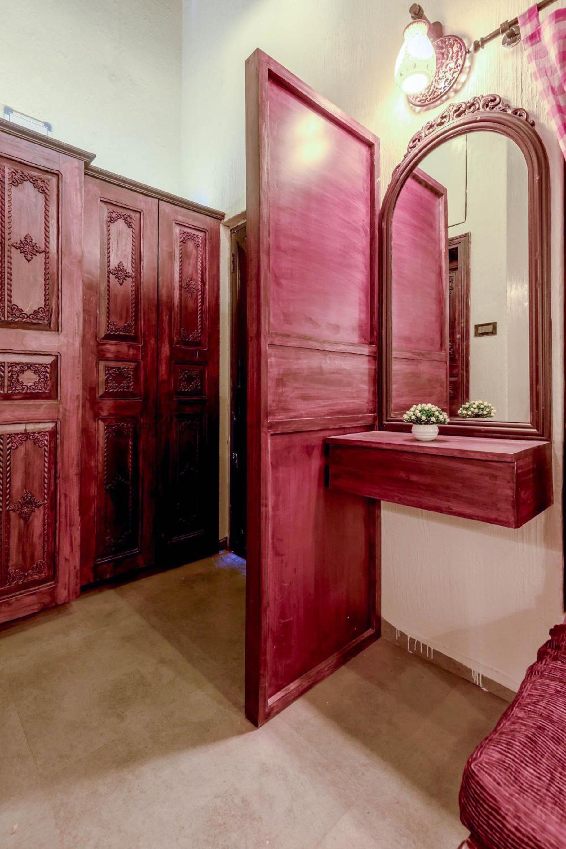 Standard King Room - Photo 9