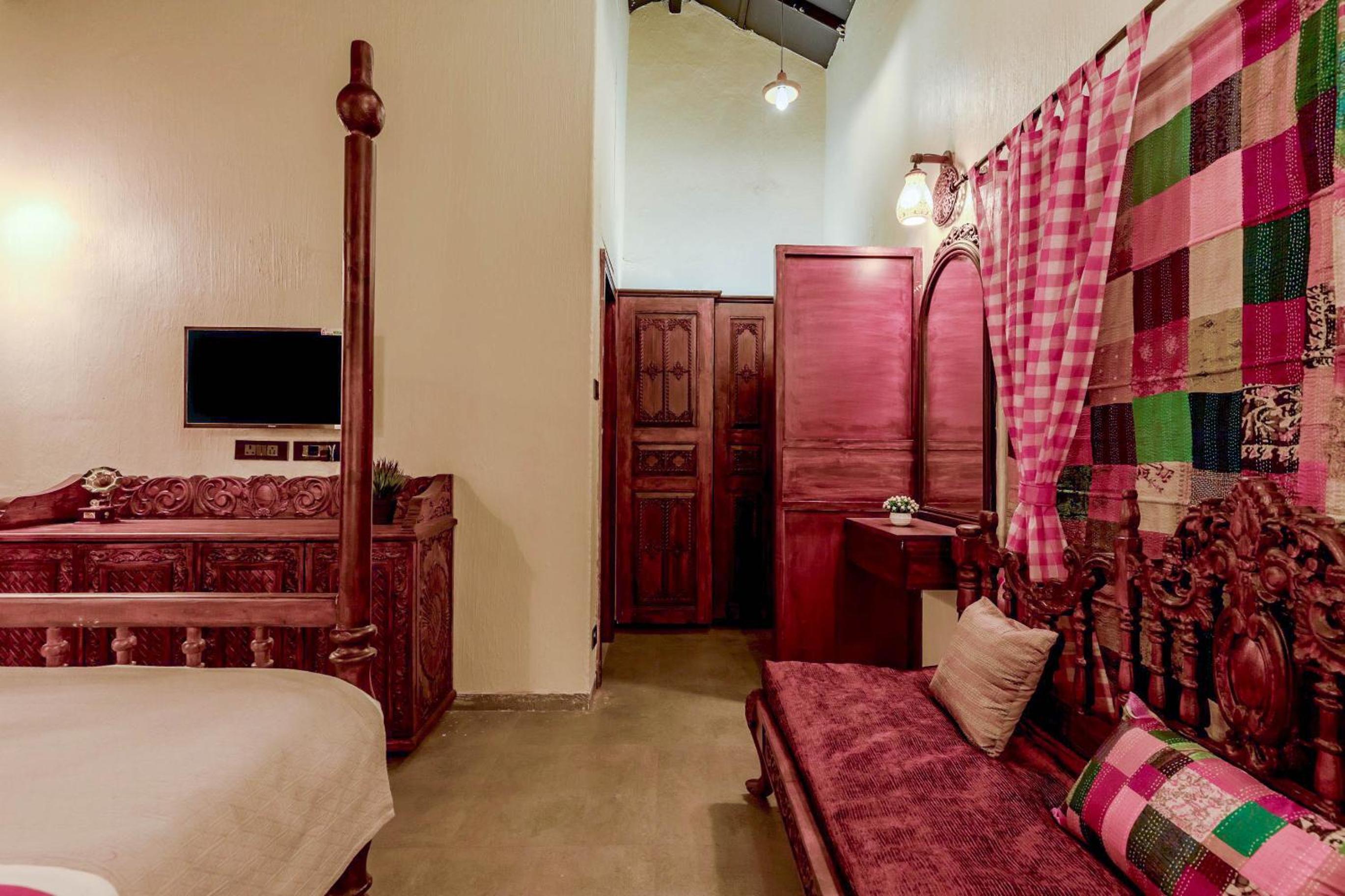 Standard King Room - Photo 10