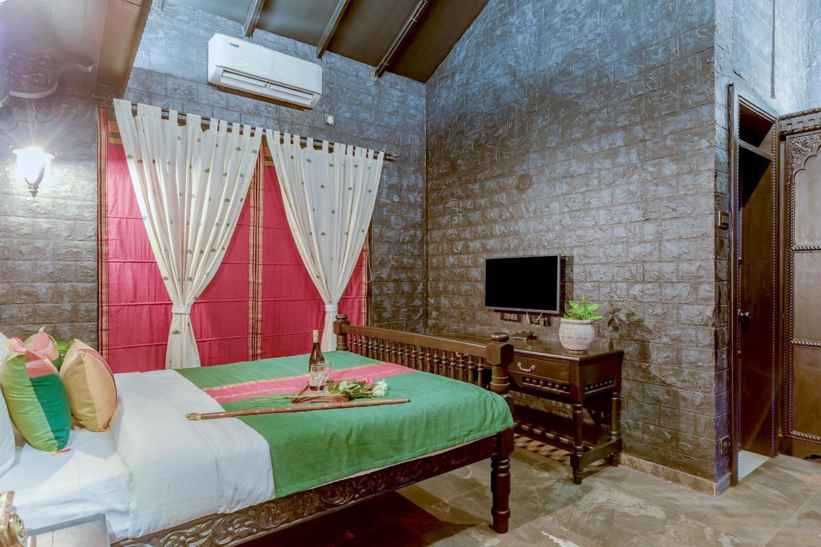 Superior King Room - Photo 17