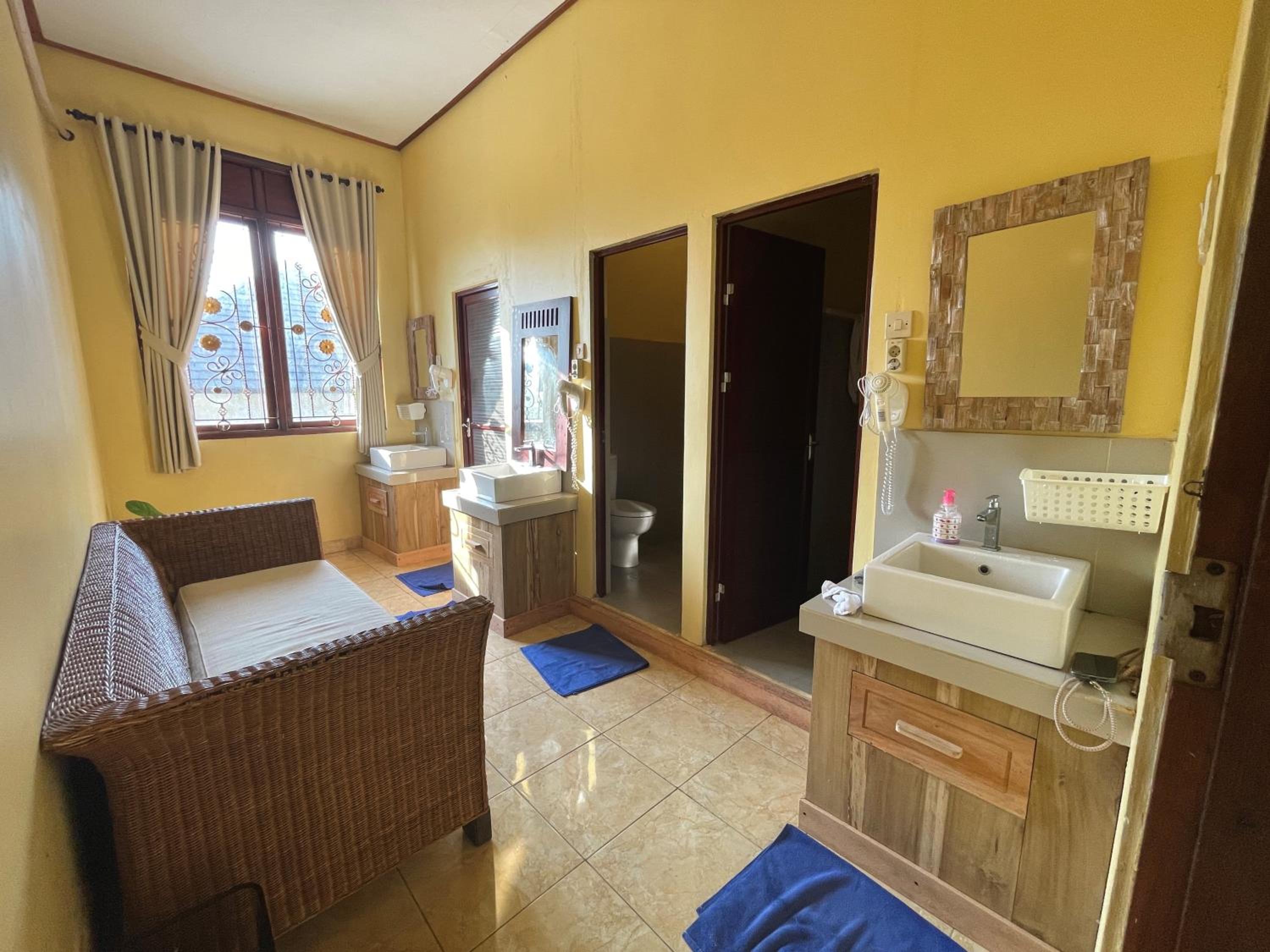 Double Room with Shared Bathroom - Photo 2