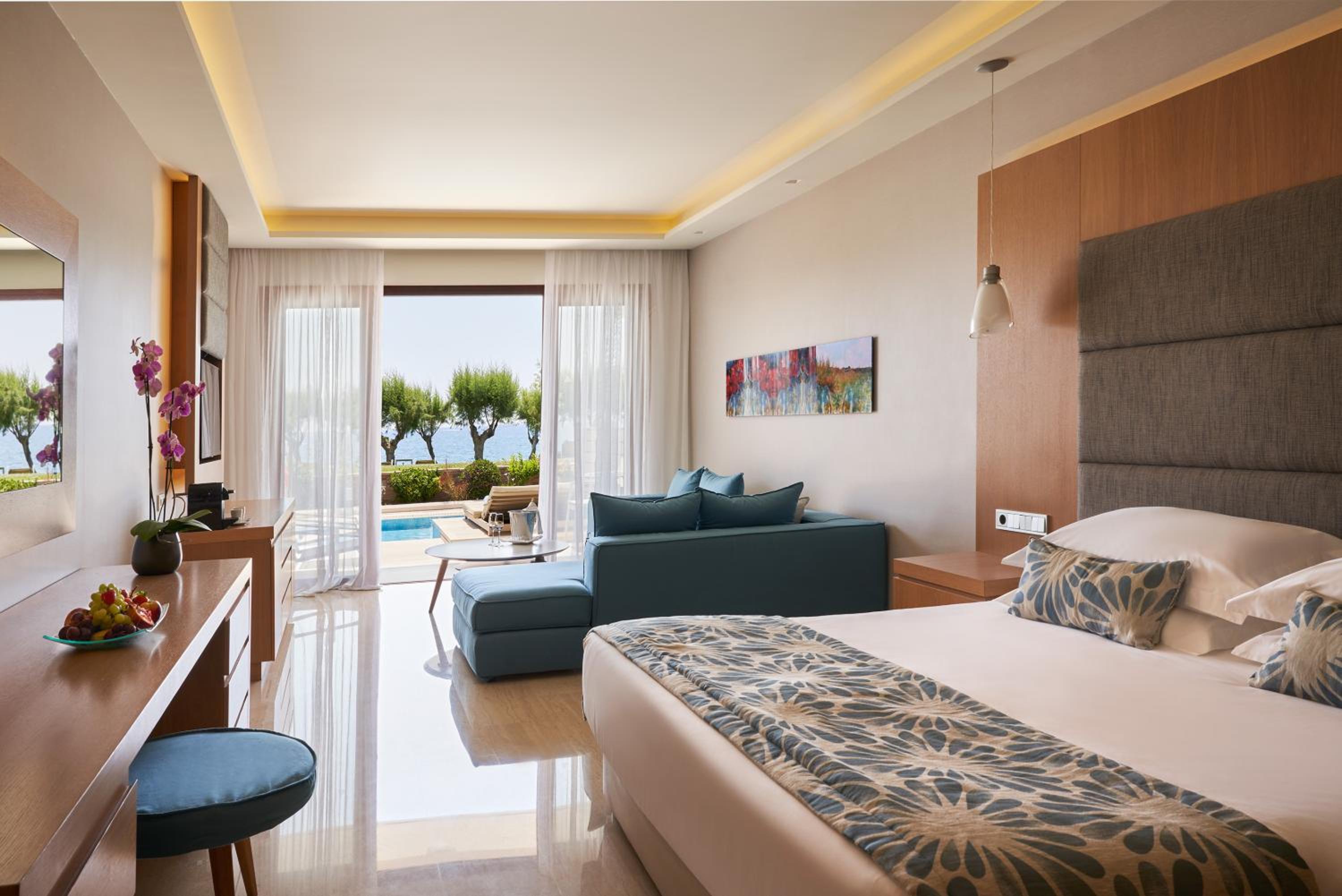 Junior Suite Beach Front Swim up Sea View - Photo 1