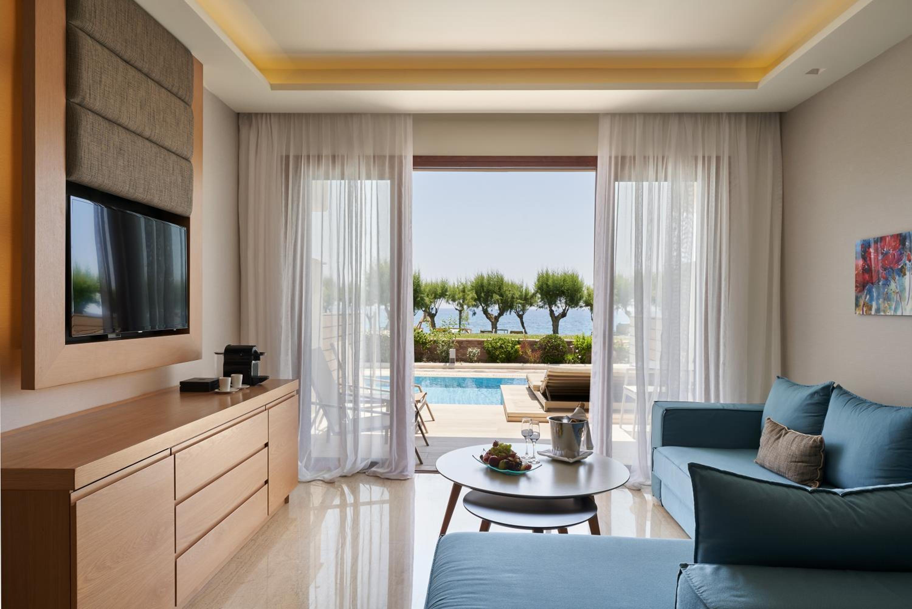Junior Suite Beach Front Swim up Sea View - Photo 2