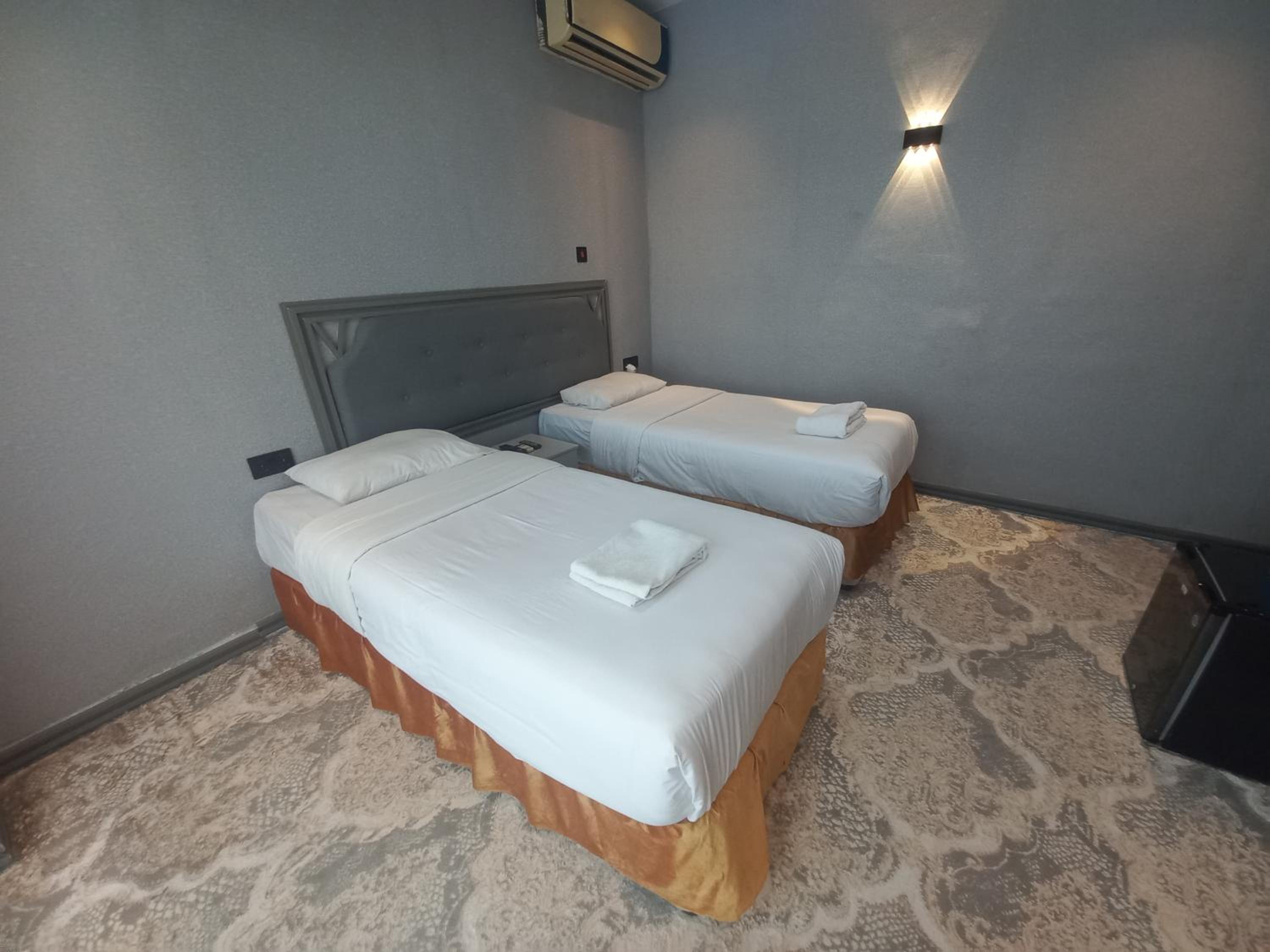 Small Twin Room - Photo 4