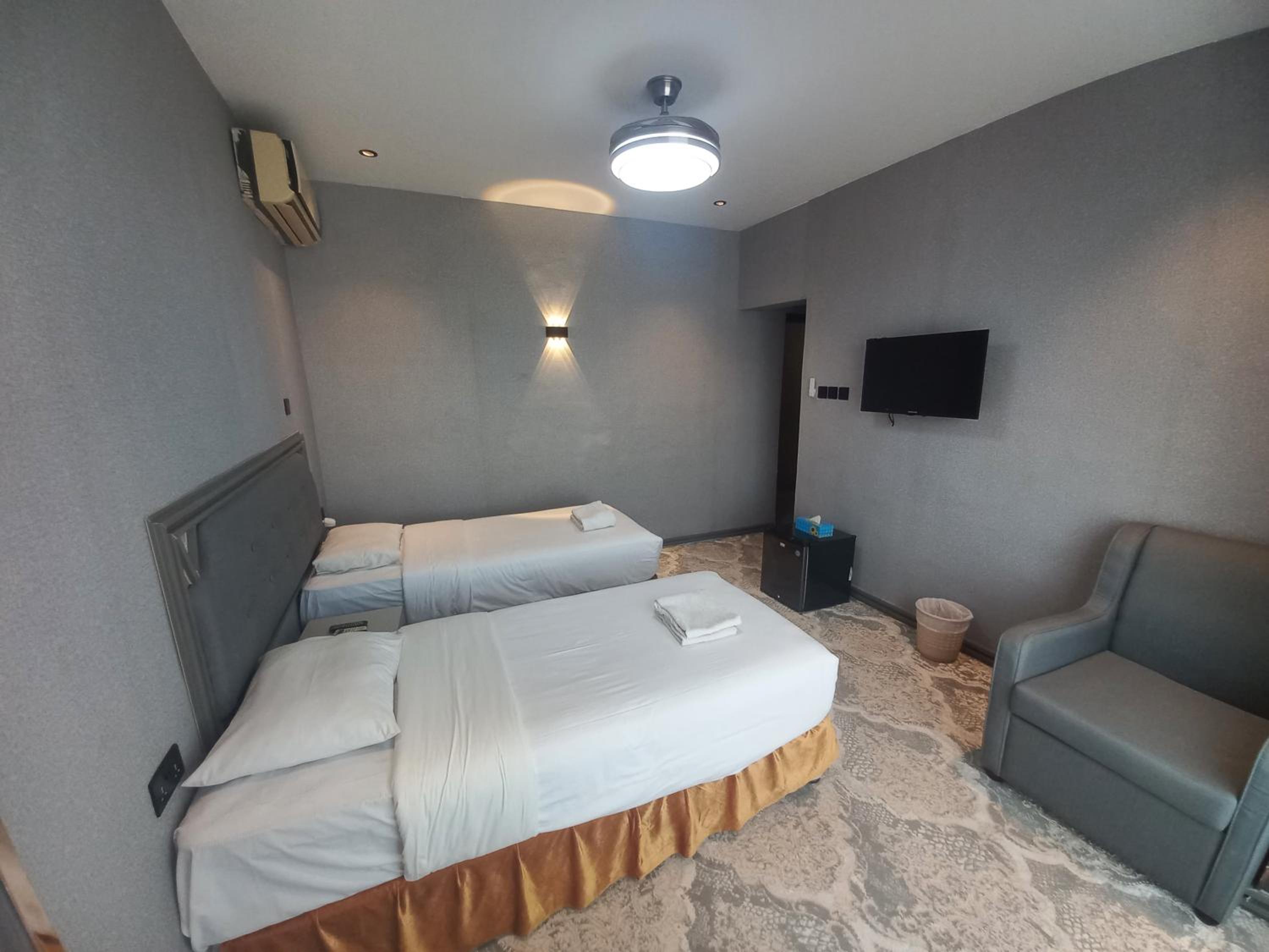 Small Twin Room - Photo 5
