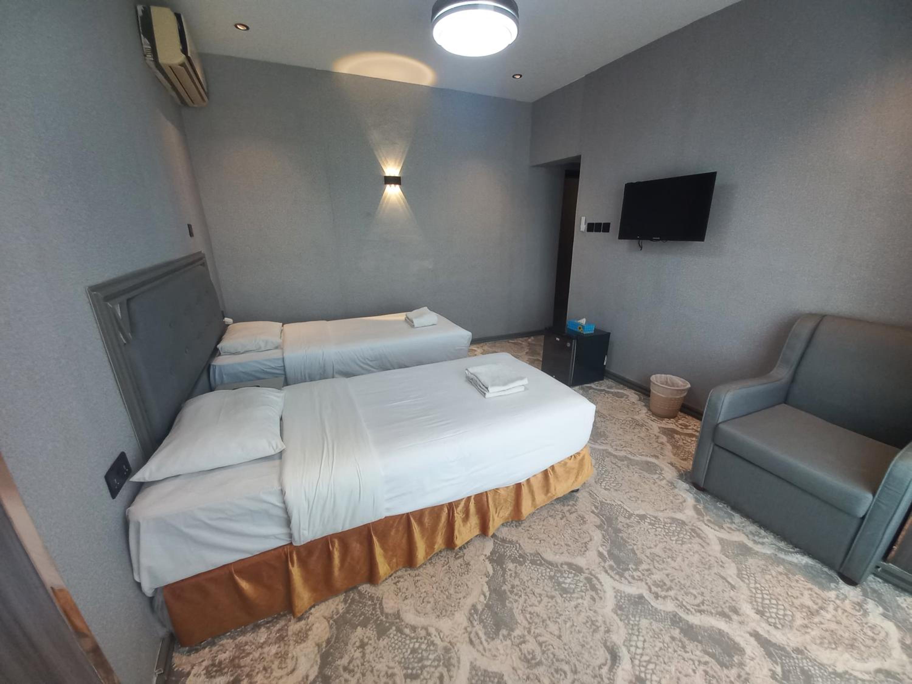 Small Twin Room - Photo 3