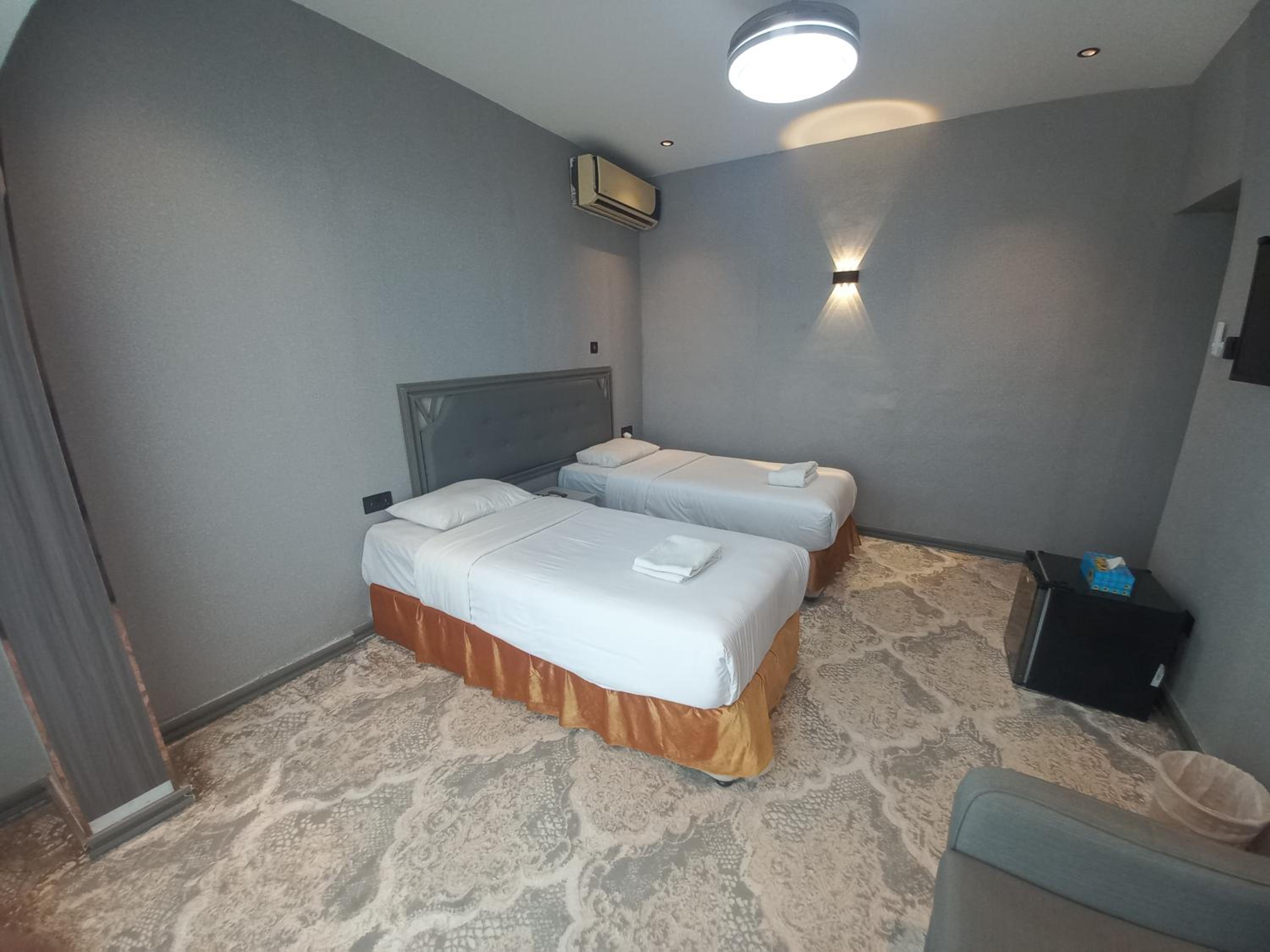 Small Twin Room - Photo 2