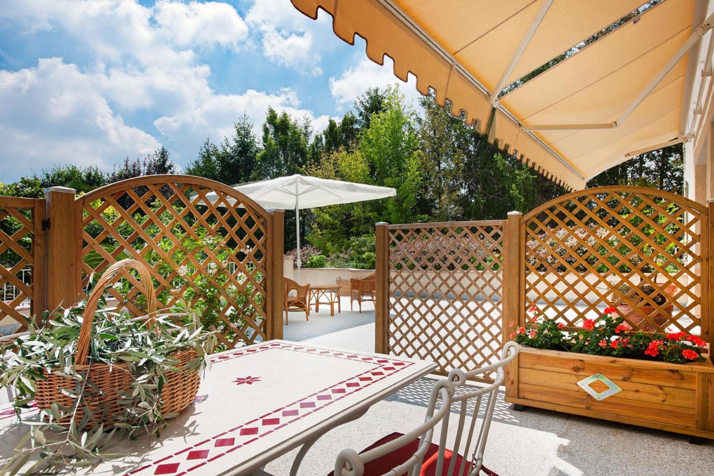  One-bedroom Apartment with Terrace and Pool View photo 3